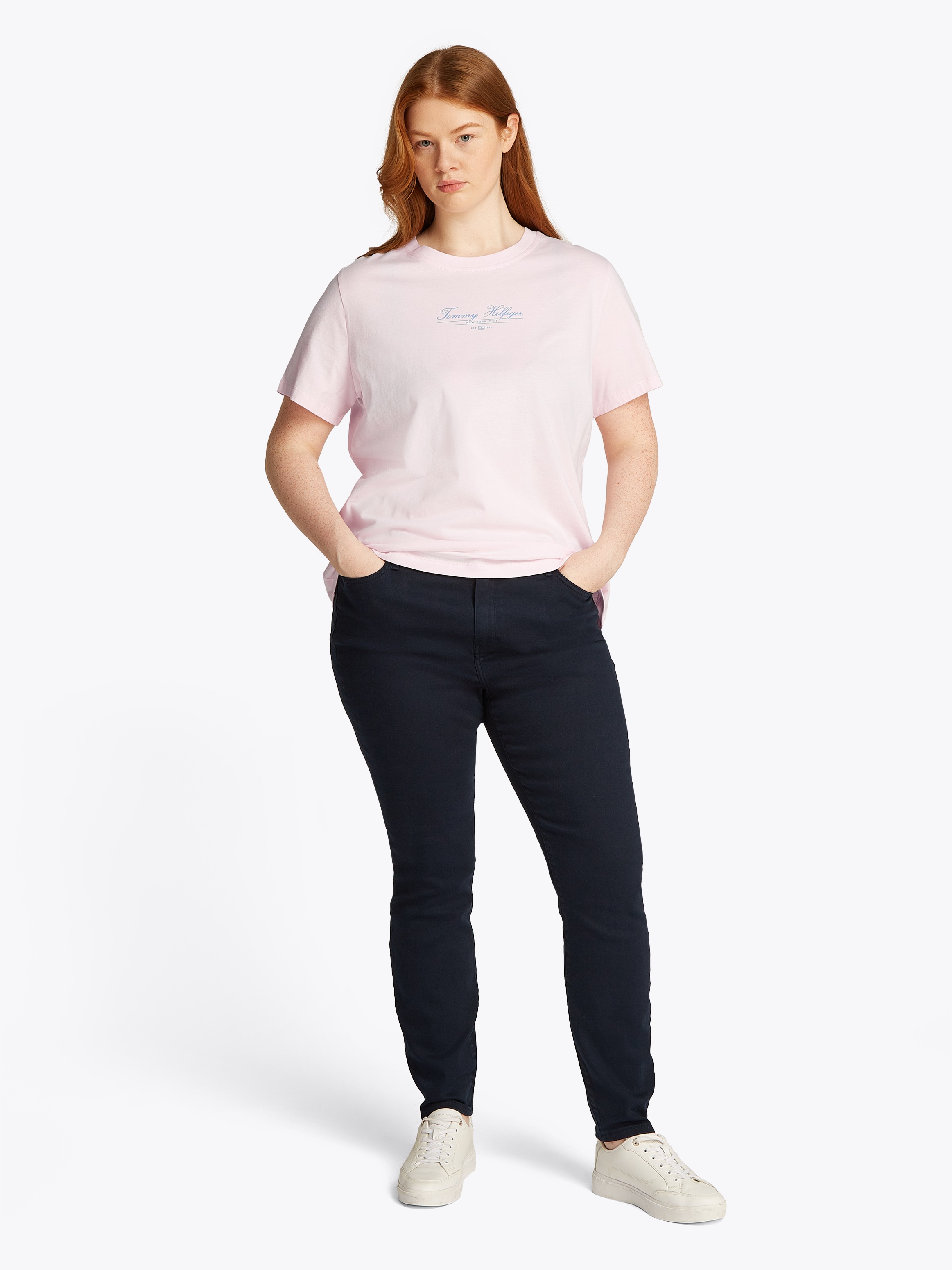 Tommy Hilfiger Curve Rundhalsshirt »CRV REG SCRIPT C-NK TEE SS«, in Grossen Grössen, Logoschriftzug