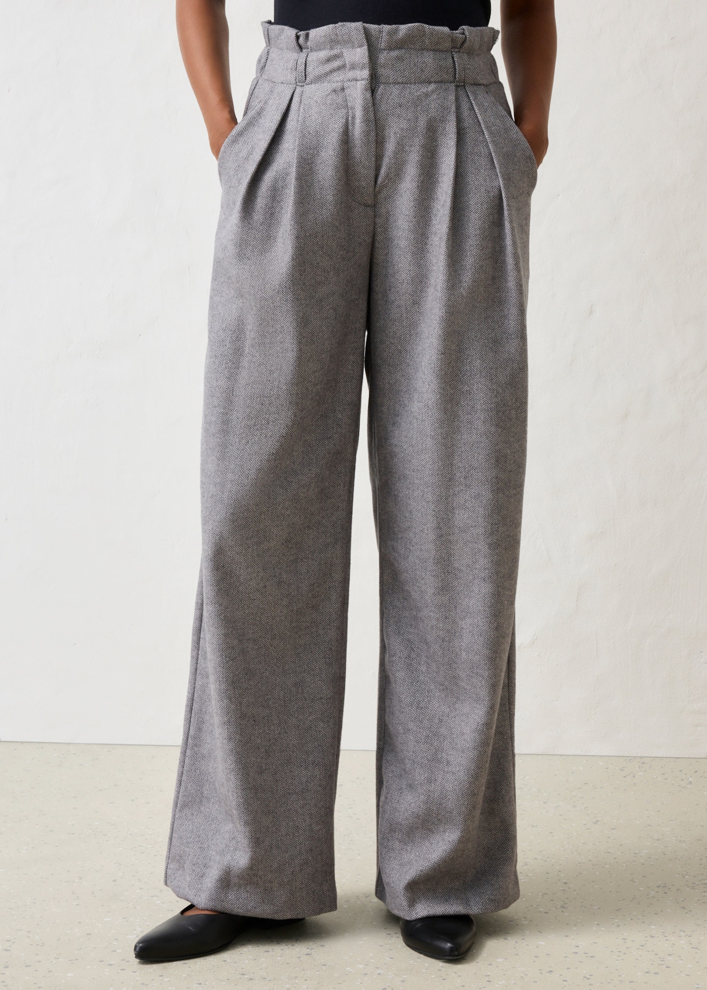bonprix Pantalon à pinces  avec une teneur en laine, coupe douce et large, coupe ample, style élégant