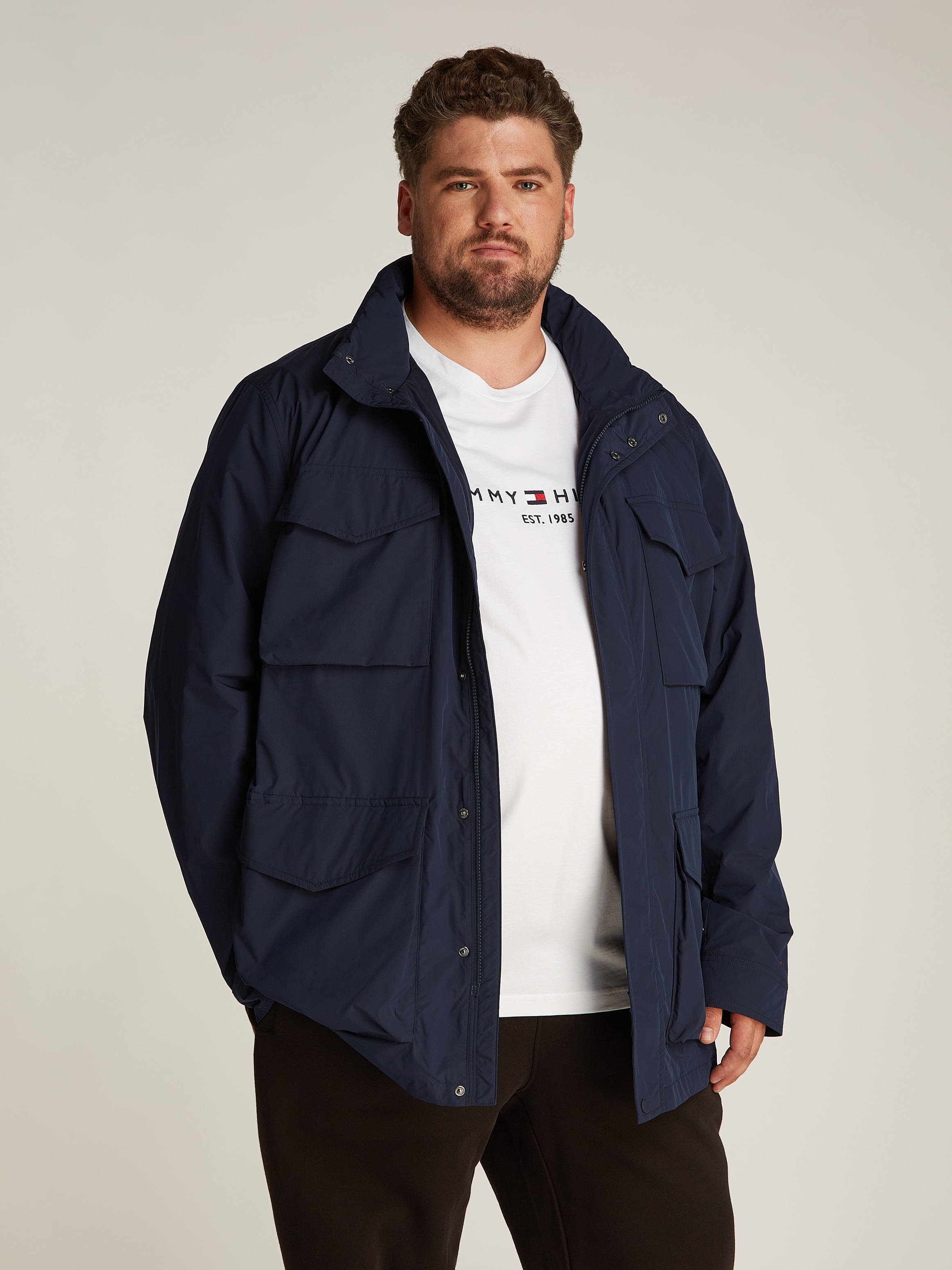 TOMMY HILFIGER Big & Tall Allwetterjacke »BT-LW PACKABLE FIELD JACKET-B«, in Grossen Grössen, Logostickerei