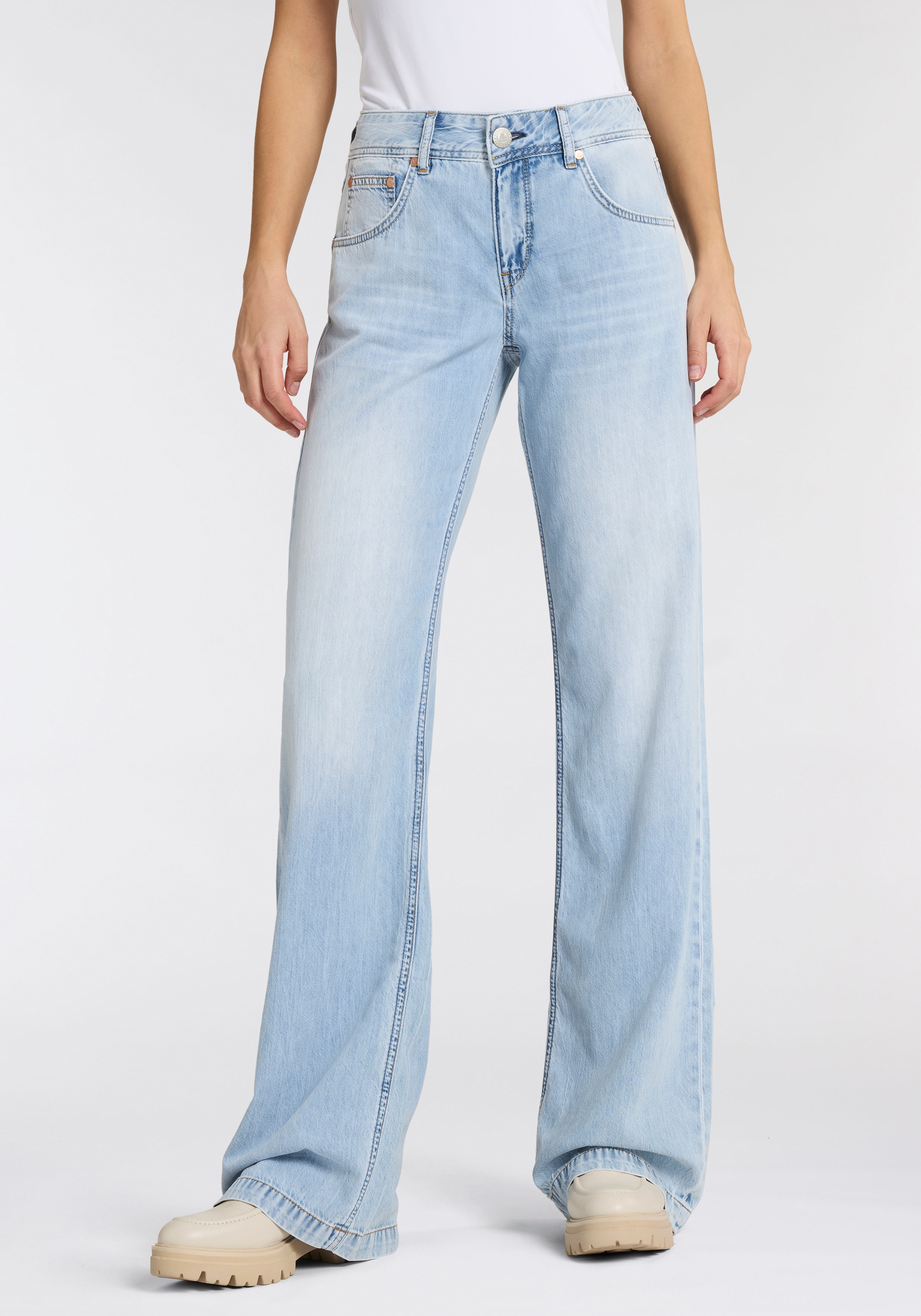 Image of Herrlicher 5-Pocket-Jeans "Edna Denim Light" mit ausgestelltem Bein
