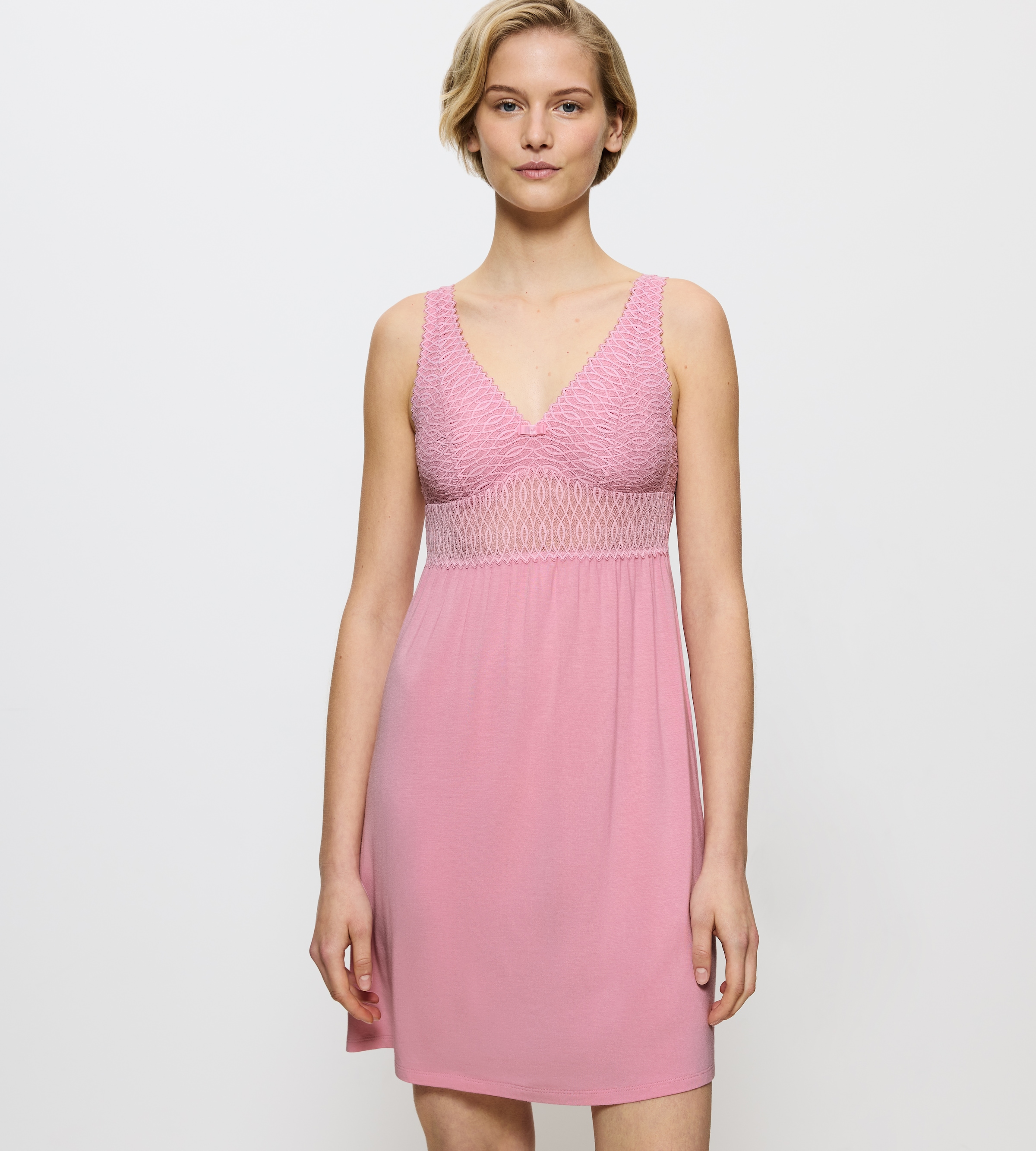 Triumph Chemise de nuit »Aura Spotlight NDK 03 X« Sans poches weich, atmungsaktiv, V-Ausschnitt, Spitzeneinsätze