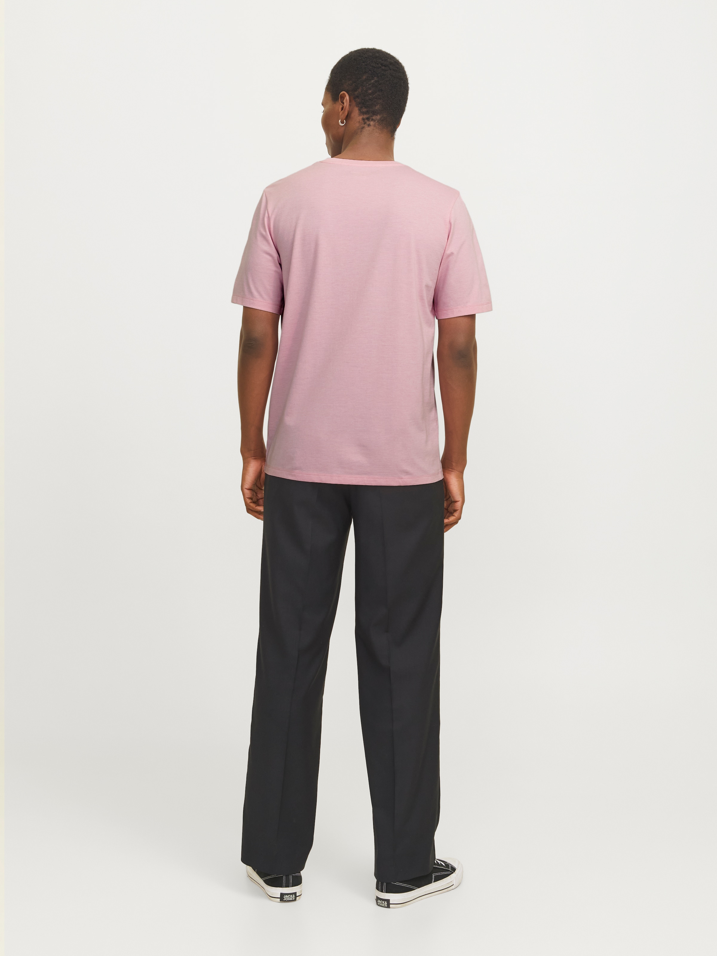 Jack & Jones Rundhalsshirt »JJEPAULOS TEE SS CREW NECK NOOS«, mit Logo Stickerei
