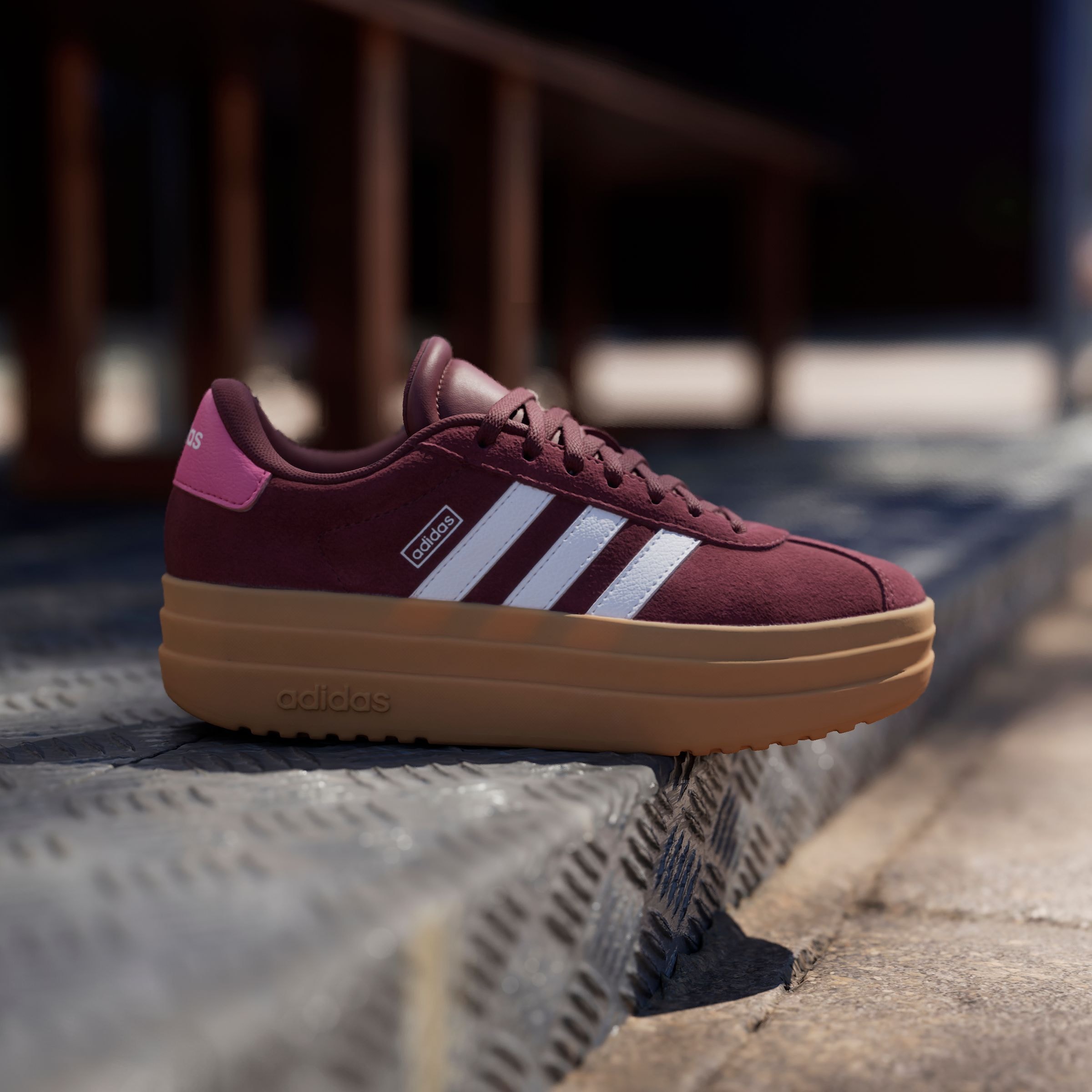 adidas Sportswear Plateausneaker »VL COURT BOLD LIFESTYLE KIDS«, Design auf den Spuren des adidas Gazelle Bold