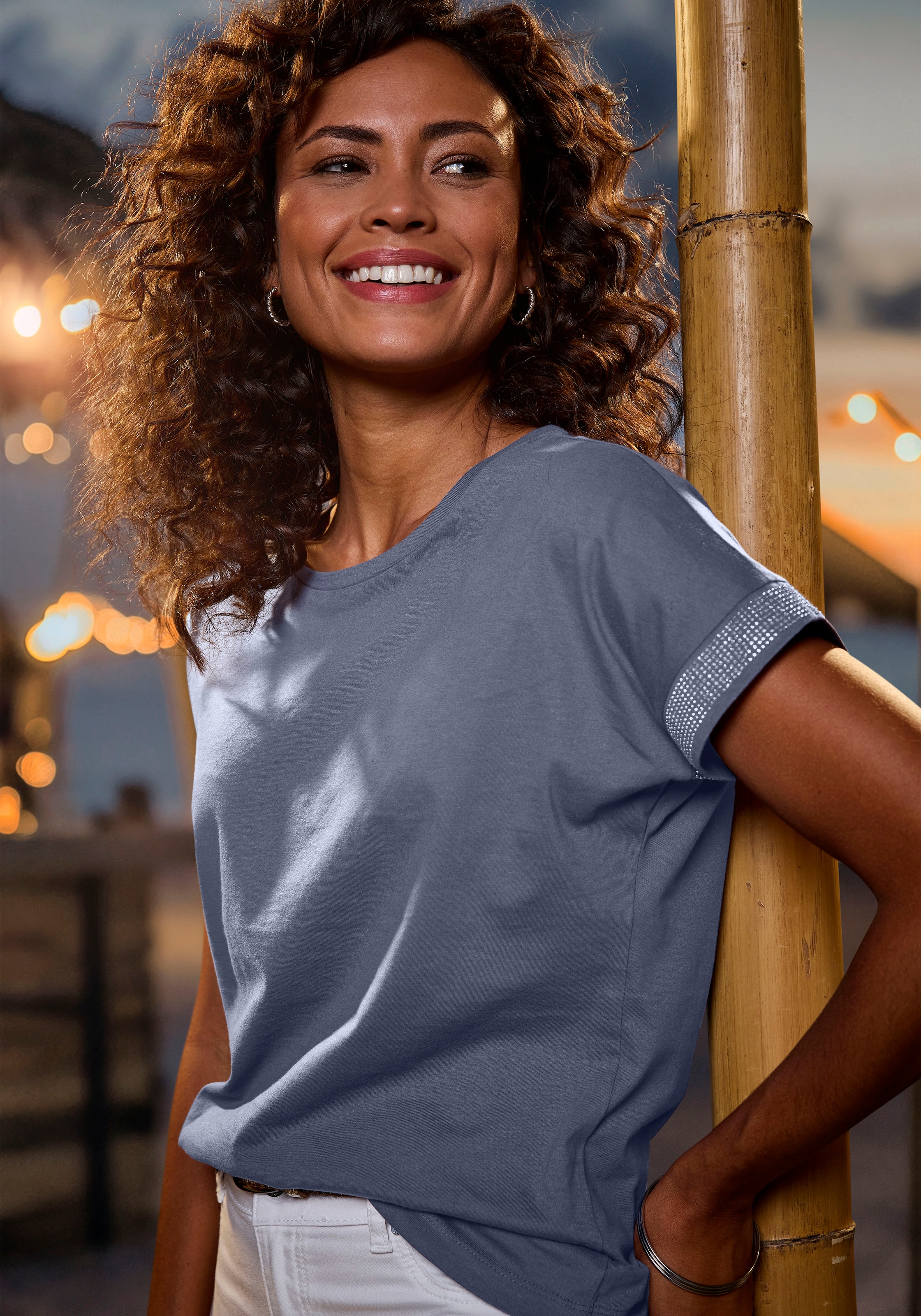 LASCANA Kurzarmshirt »mit glitzernem Strass-Design am Arm«, aus weicher Baumwoll-Qualität