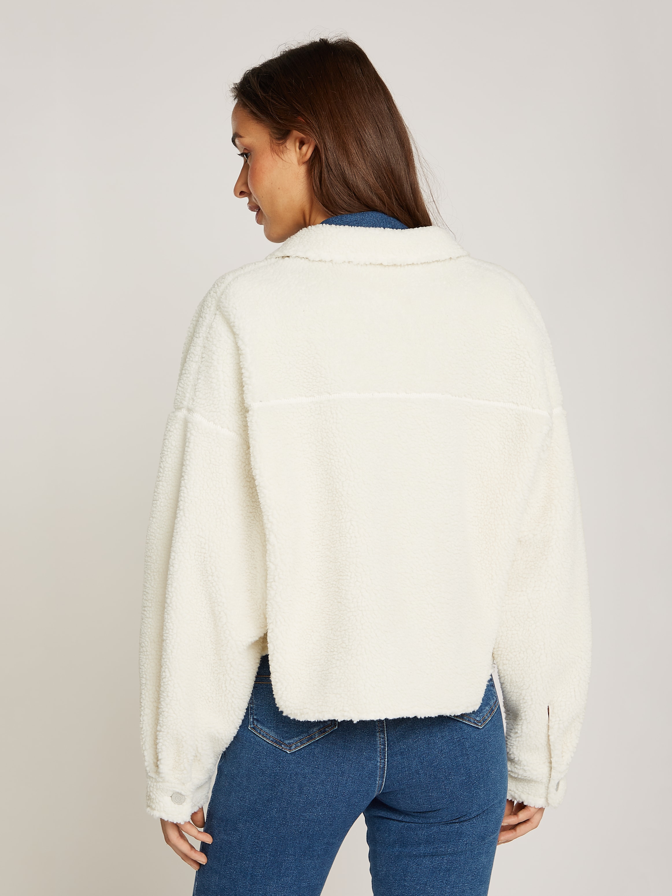 Tommy Jeans Curve Outdoorbluse »TJW TEDDY BADGE OVERSHIRT EXT«, in Grossen Grössen, mit Badge