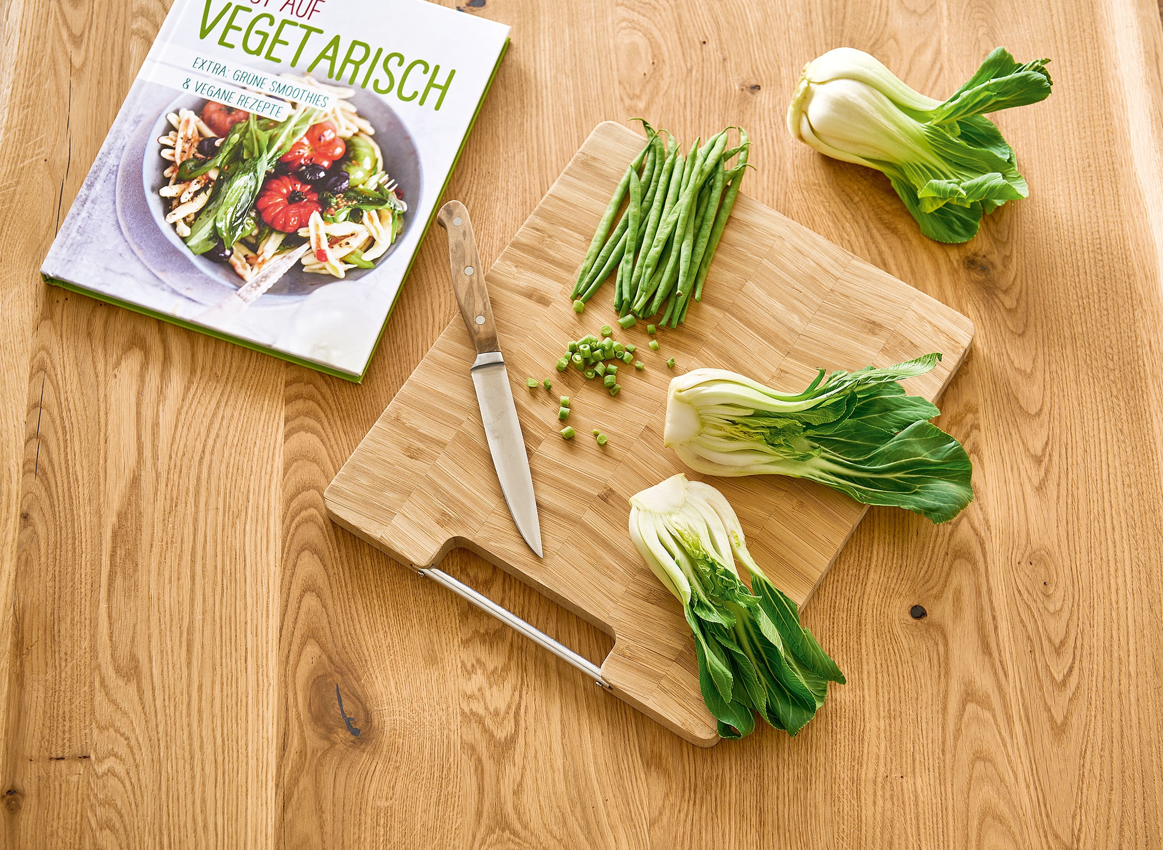 Zeller Present Planche à découper »Fischgrät« aus Bambus, mit stabilem Metallgriff