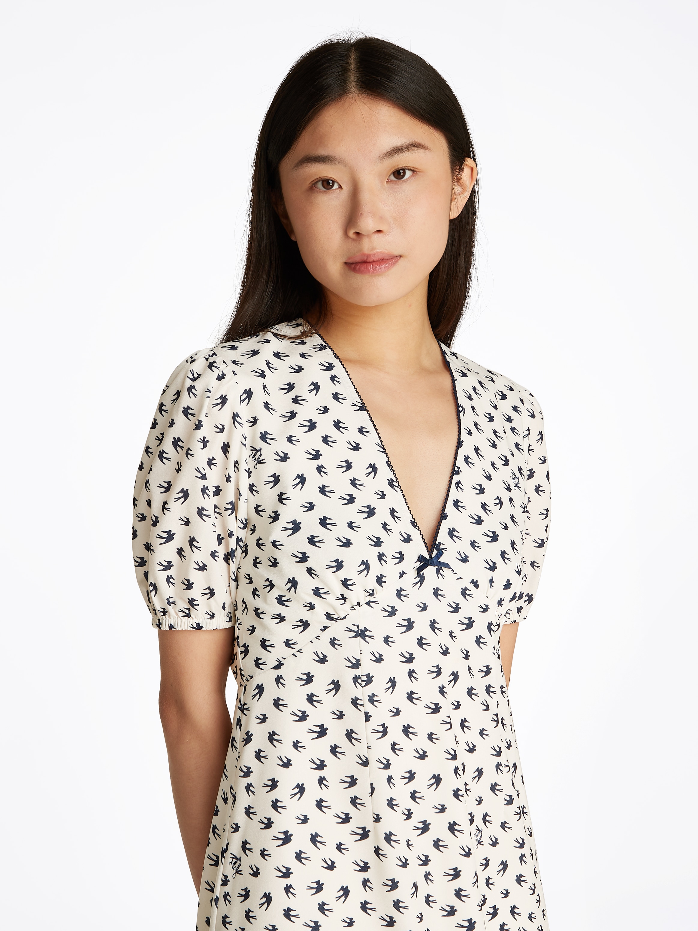 Tommy Jeans Minikleid »TJW SS CREPE MINI DRESS«, mit Schleifendetail, Vogelmuster