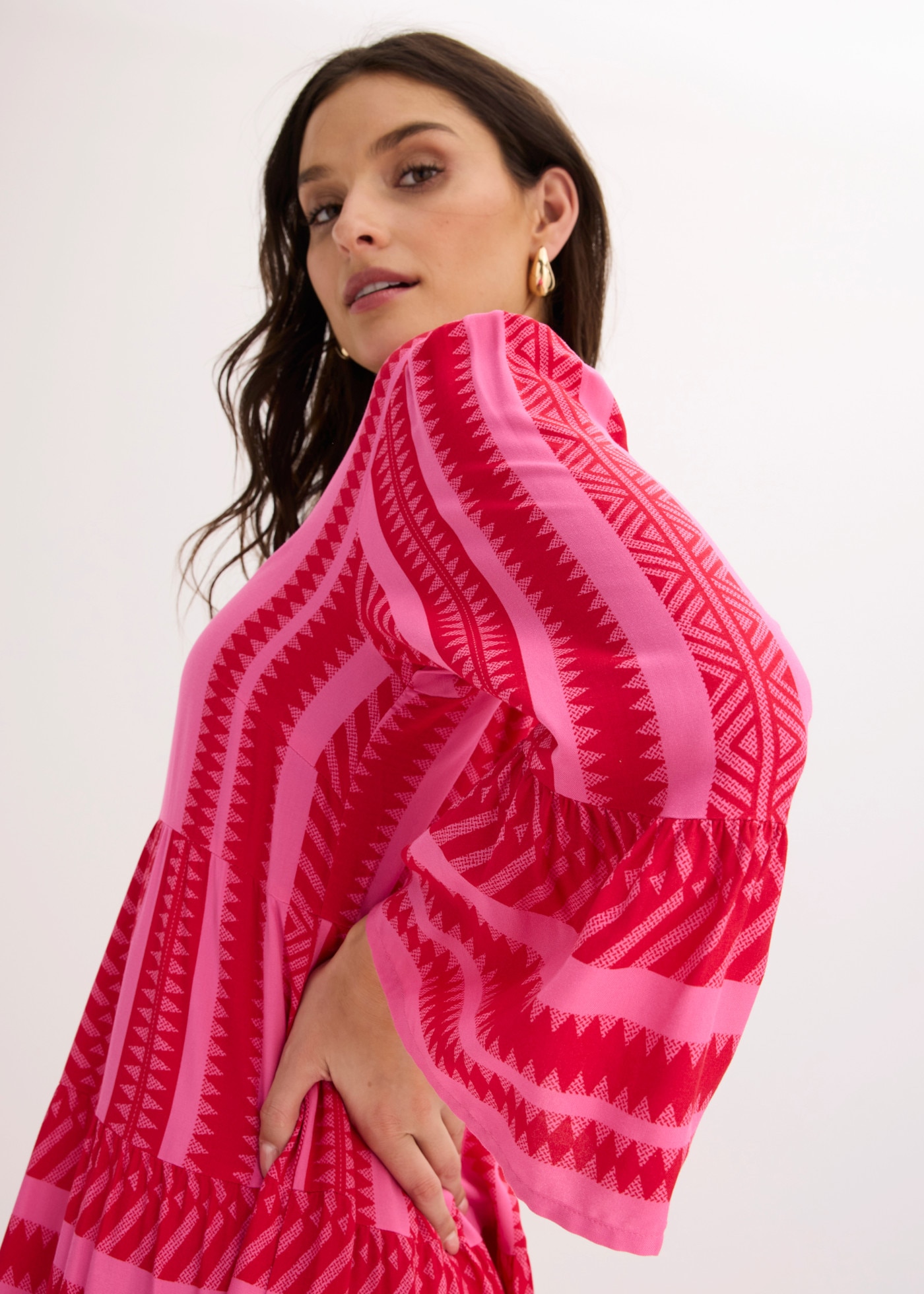 bonprix Maxikleid aus fliessender Viskose, mit Stufen-Rock, A-Linie Passform