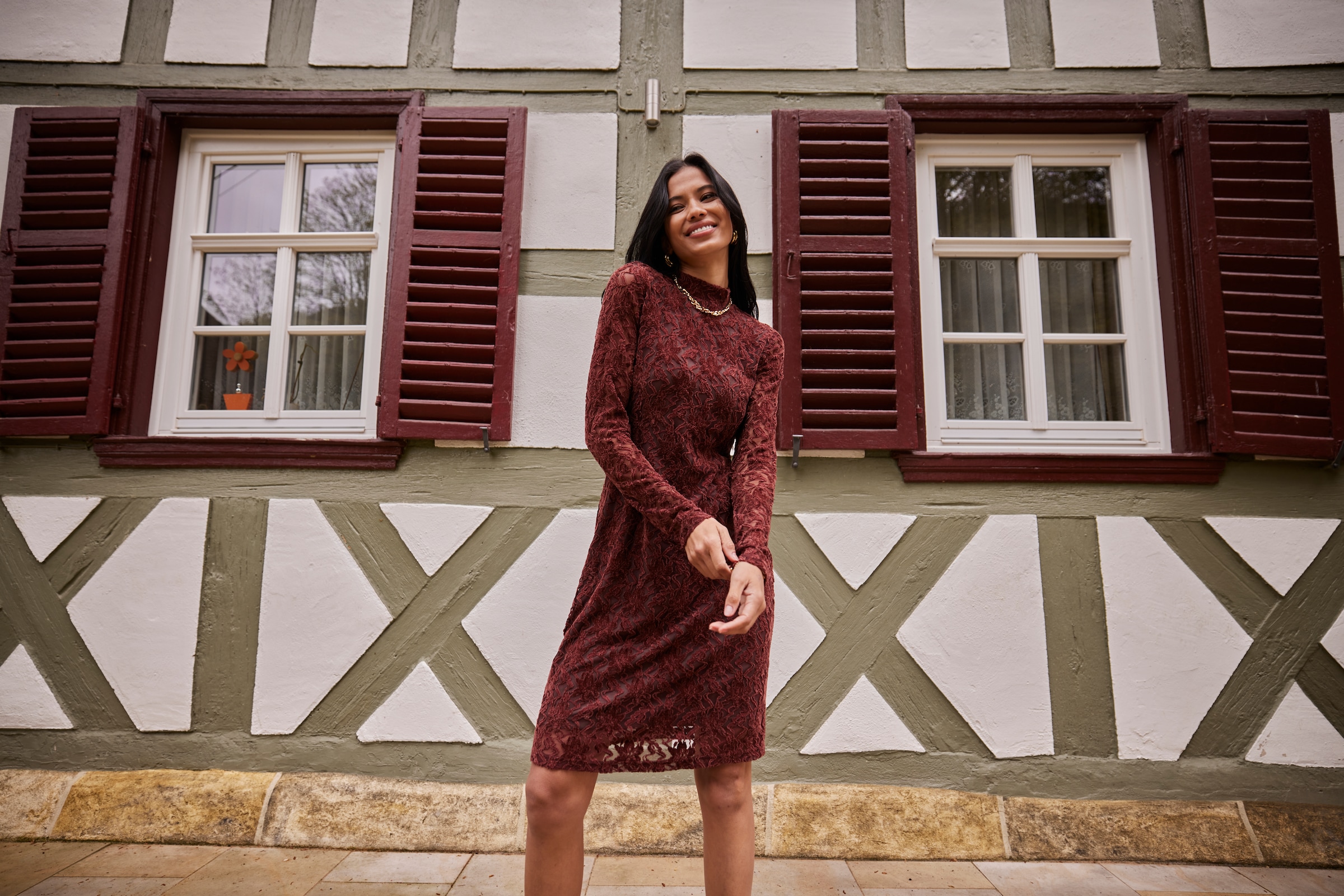 Aniston SELECTED Robe en dentelle avec manches transparentes - NOUVELLE COLLECTION