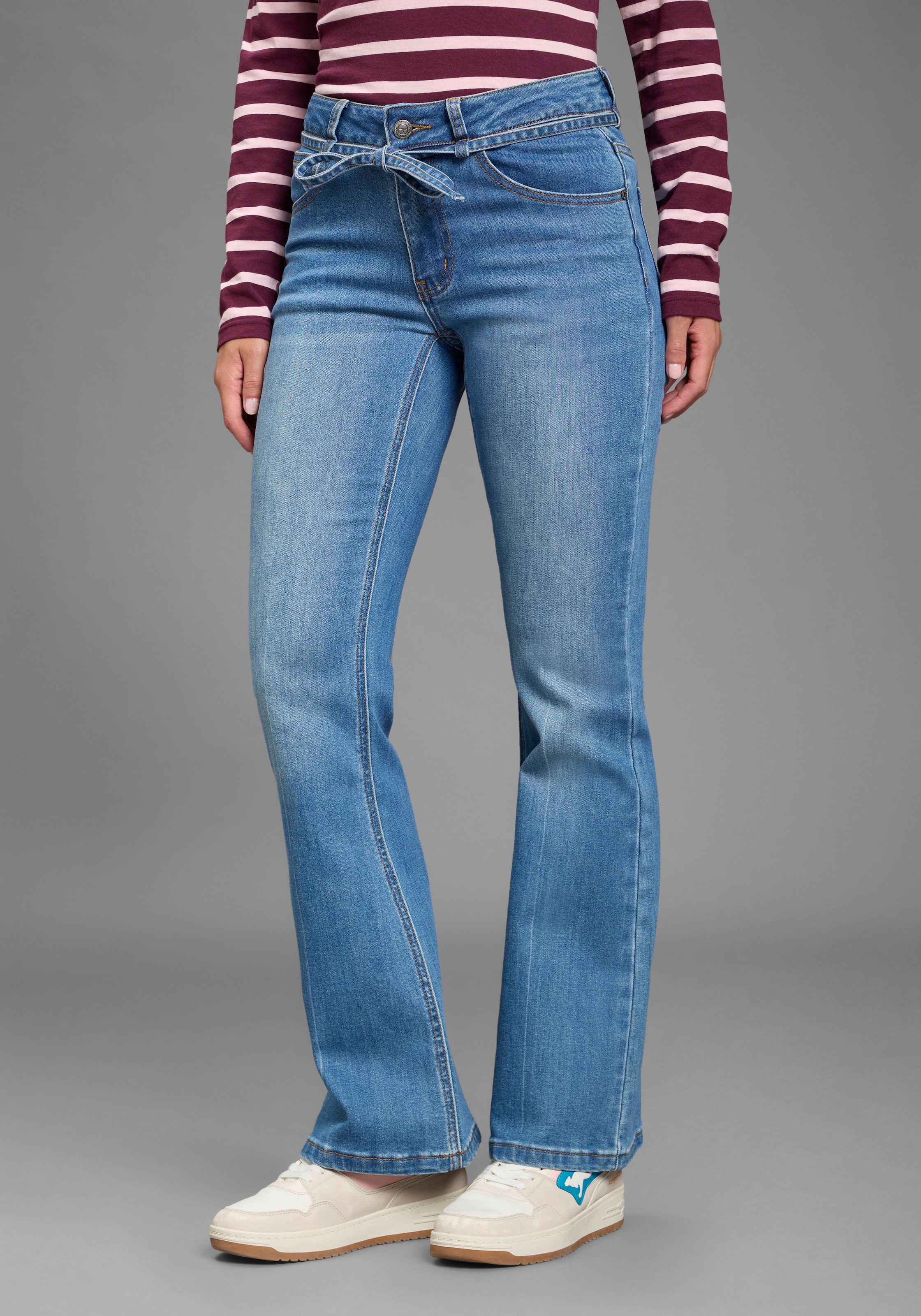 KangaROOS Bootcut-Jeans mit Reissverschluss, Knopf und Tunnelzug mit Bindeband, lange Beinlänge