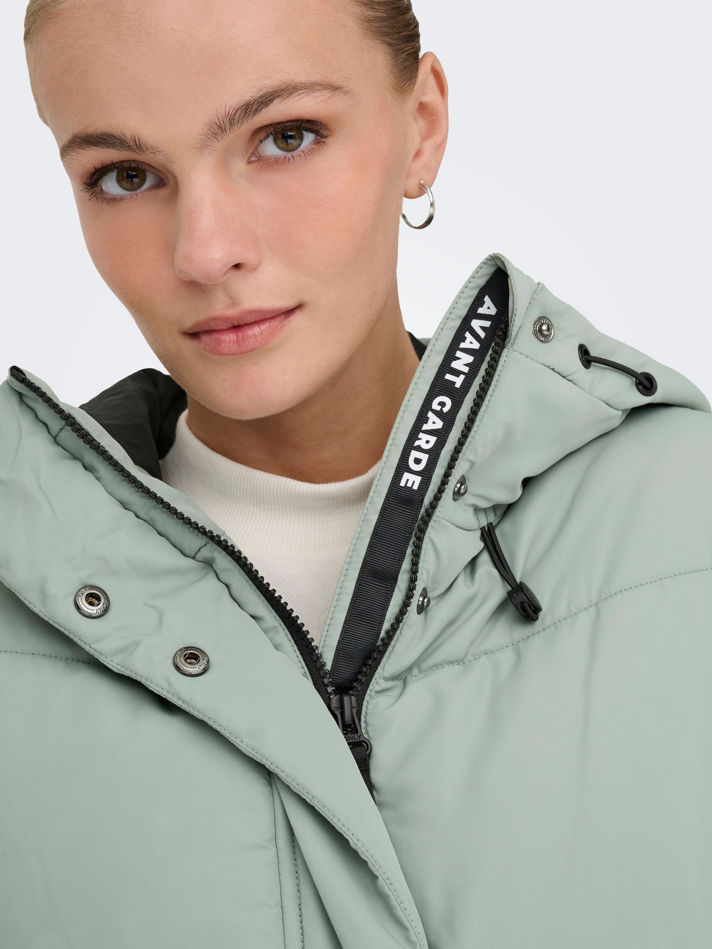 ONLY Veste matelassée »ONLMAGGI LIFE SHORT PUFFER CC OTW« mit Kapuze Kunstfaser,