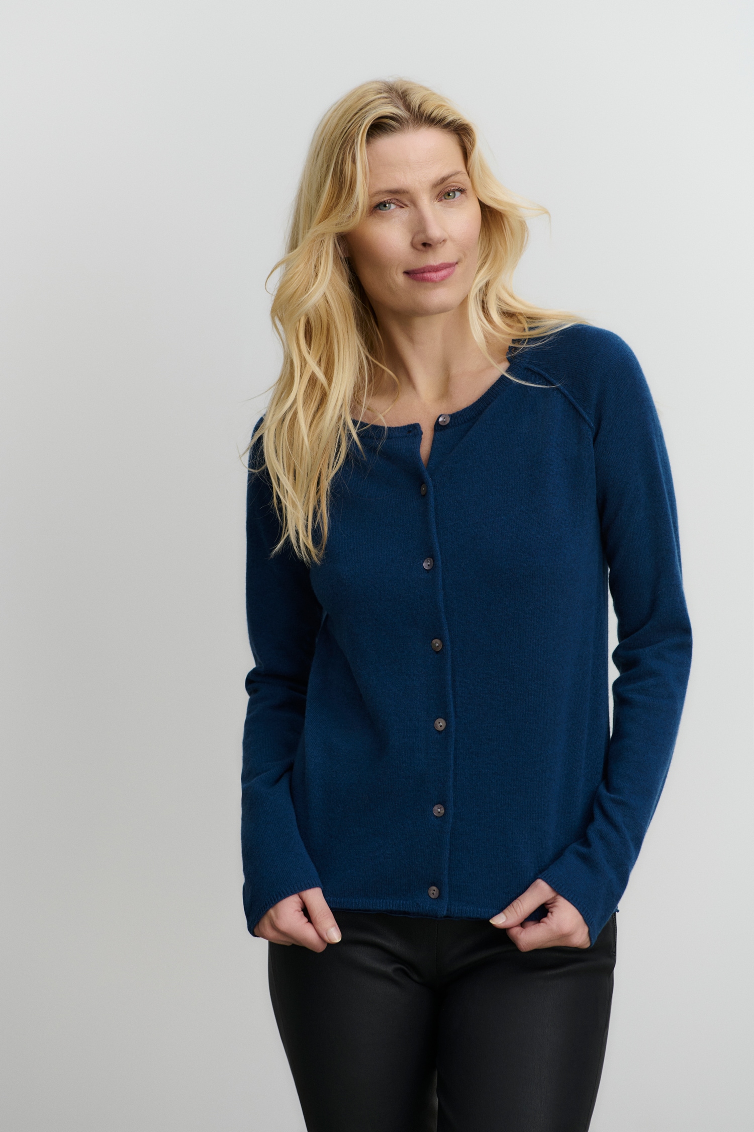 rosemunde Strickjacke »LAICA« Knöpfe als Verschluss, Rundhalsausschnitt, Schurwolle und Kaschmir