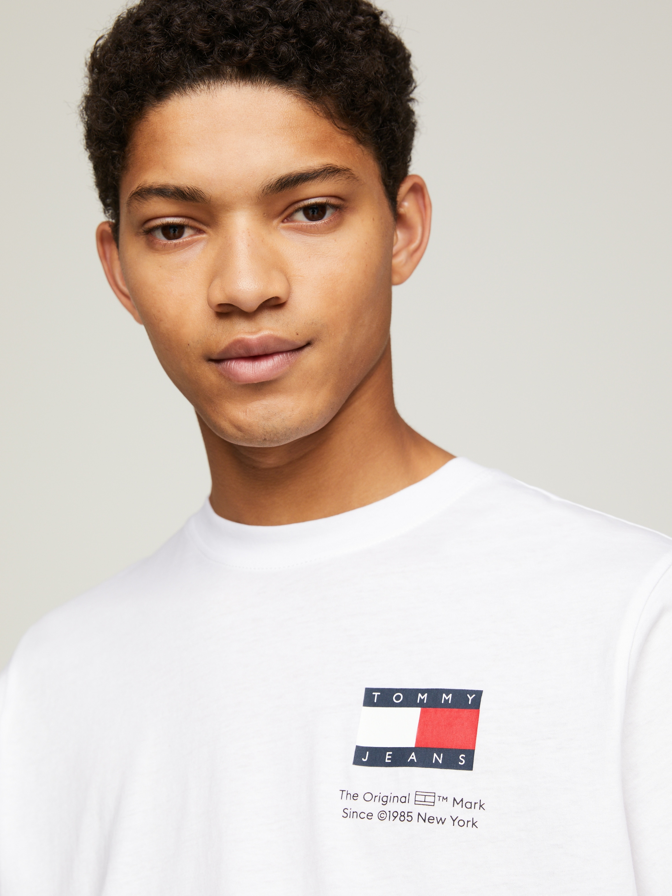 Tommy Jeans T-Shirt »TJM SLIM 2PACK S/S FLAG DNA TEE«, (Packung, 2er), mit grossem Logodruck auf der Brust
