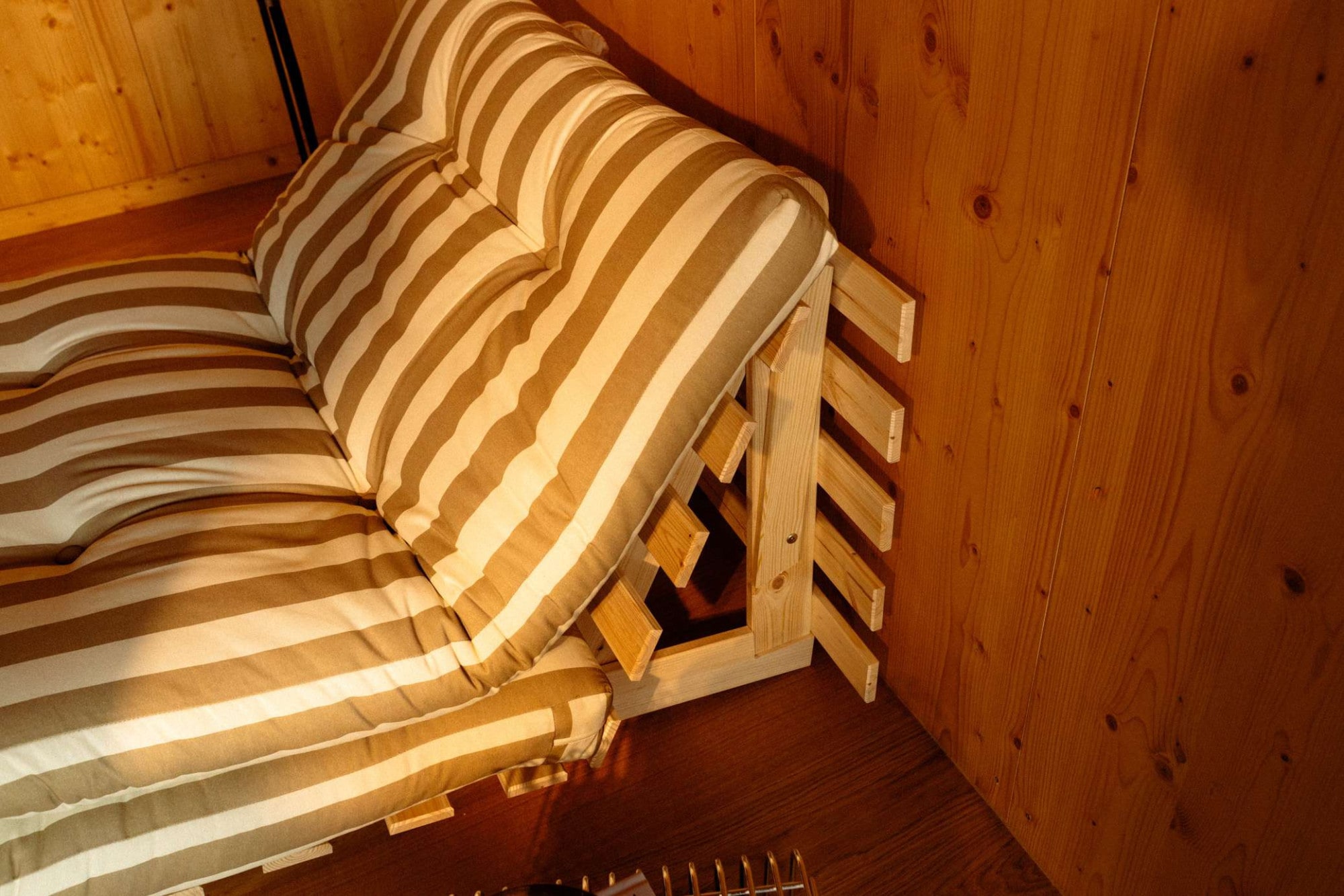 Karup Design Lit de jour »Roots Sofa Bed, Schlafsofa, Bettfunktion, FSC®-Massivholz, B: 90 cm« Incl. matelas futon. Fabriqué en Europe, design minimaliste