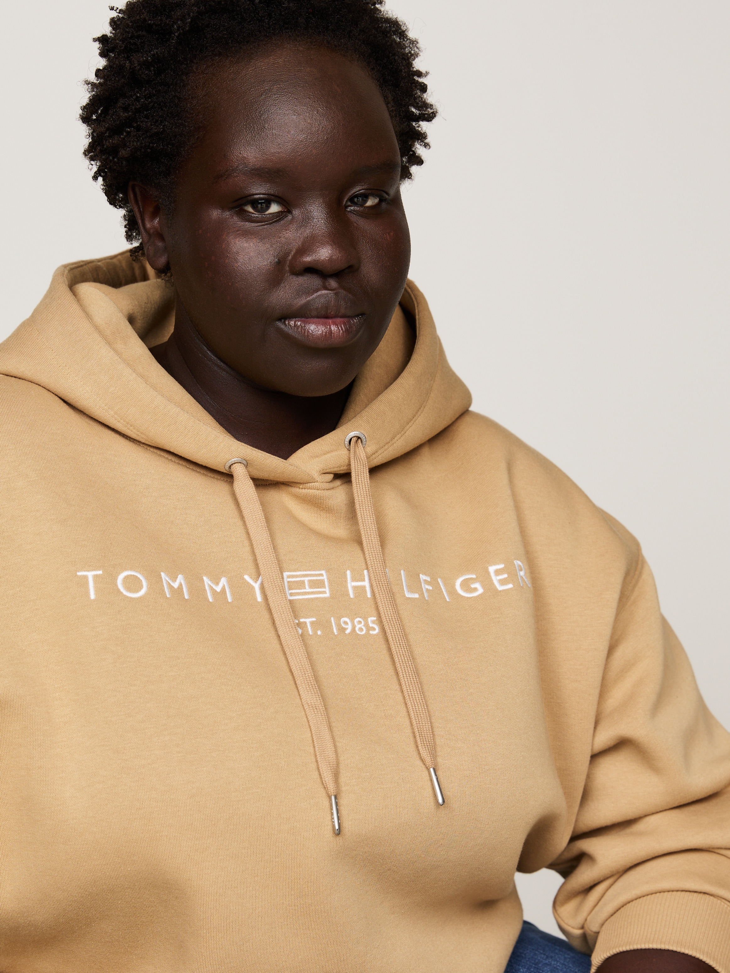 Tommy Hilfiger Curve Kapuzensweatshirt »CRV MDRN REG CORP LOGO HOODIE«, in Grossen Grössen, Kapuze, Mit Logostickerei am unteren Ärmel