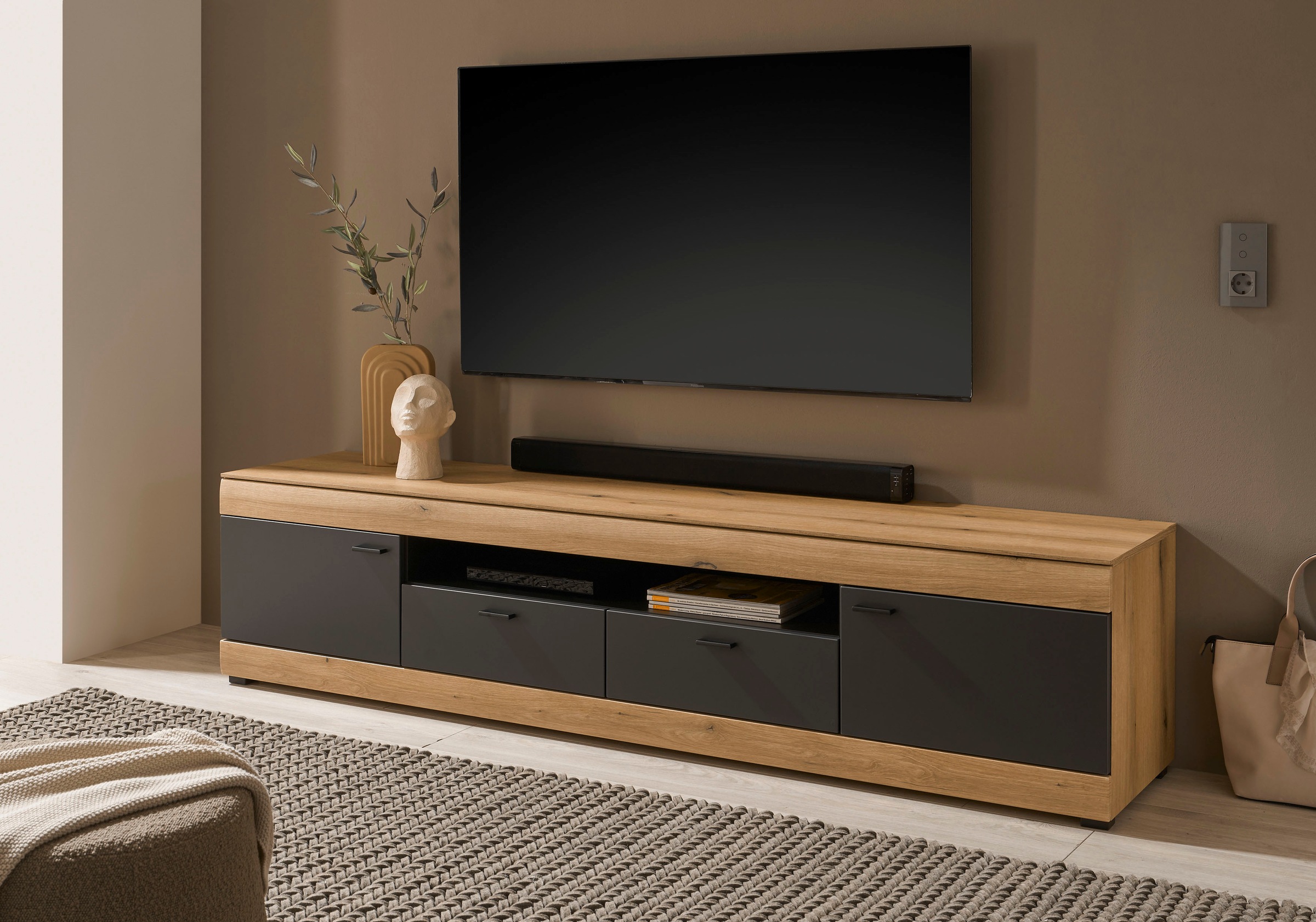 Home affaire Lowboard »Soleto, moderner TV-Schrank, Kommode, TV-Unterschrank« zeitlos, schwarze Griffe aus Metall, ausreichend Stauraum