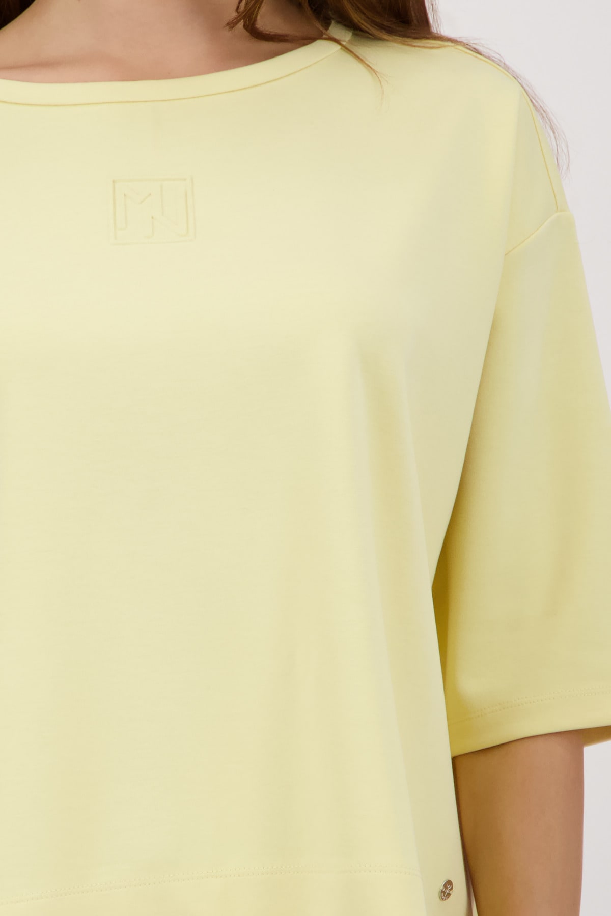 Monari Sweatshirt »Sweatshirt Basic Prägedruck«, Relaxed fit mit Präge-Emblem
