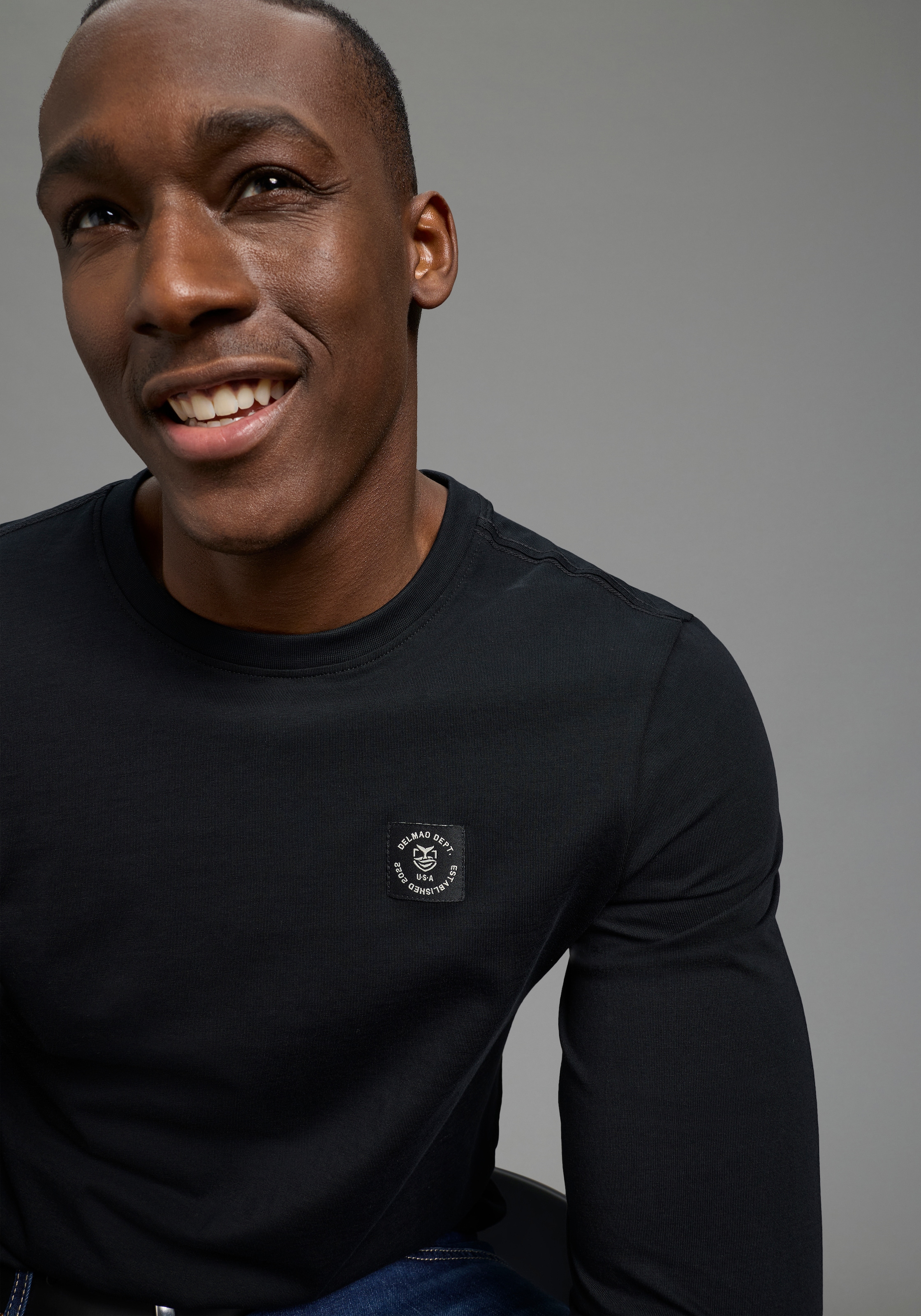 DELMAO Shirt à col rond mit Markenlabel