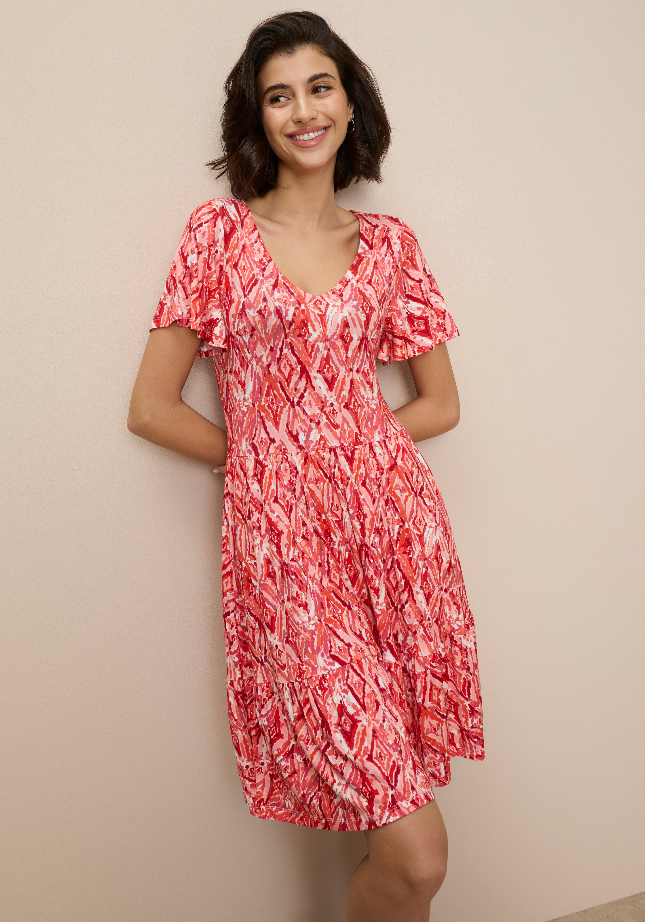 Image of Tamaris Jerseykleid "mit figurumspielender Silhouette, leichtem Tragegefühl" mit femininen, verspielten Design, aus elastischer Viskosemischung