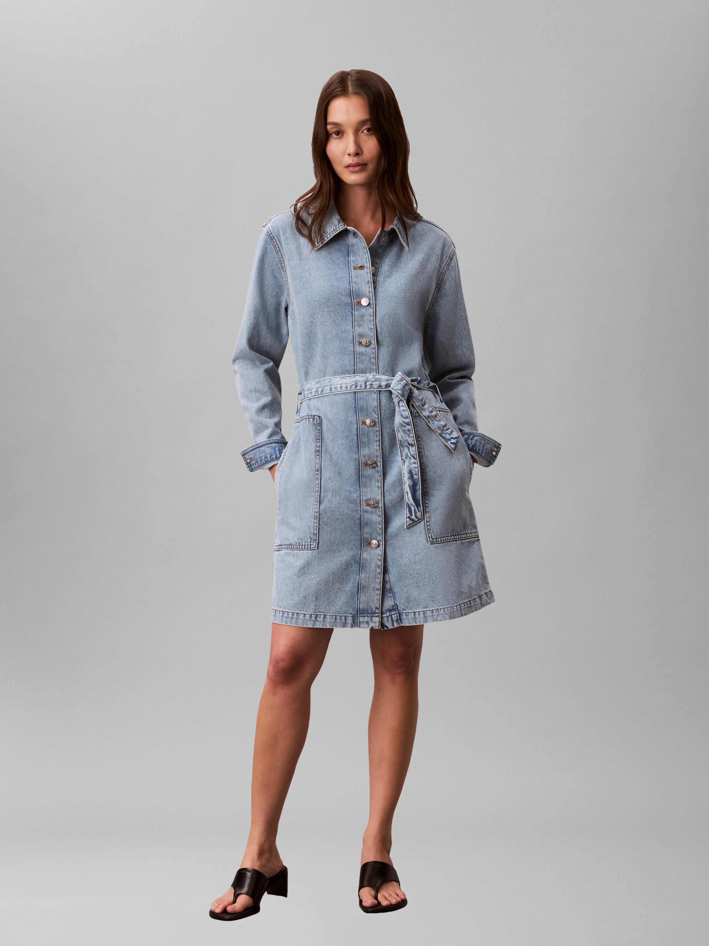 Calvin Klein Jeans Jeanskleid »BELTED DENIM MINI DRESS COASTAL« aufgesetzte Taschen Regular Fit, durchgehende Knopfleiste und Gürtel