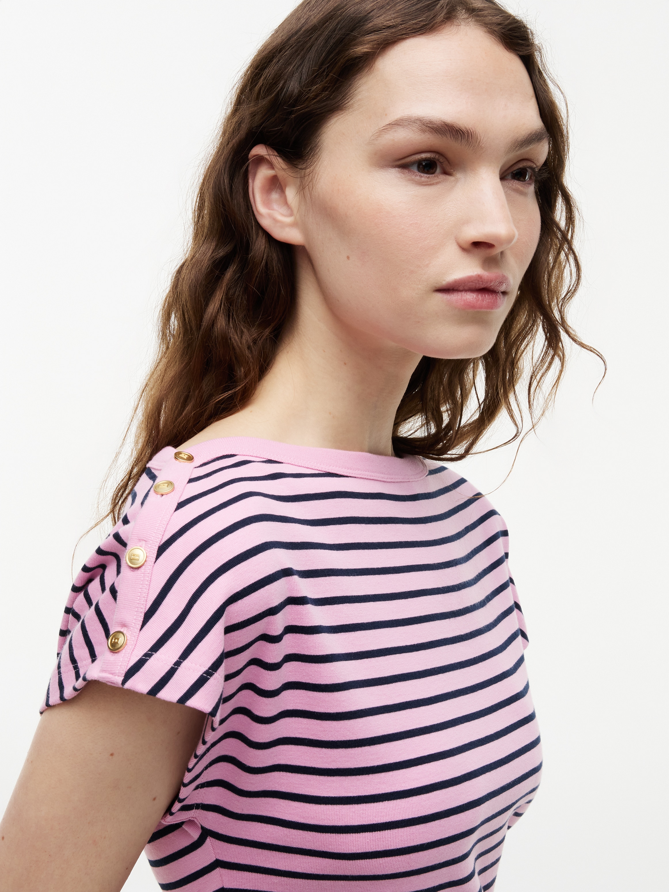 Tommy Hilfiger T-shirt à manches courtes »GOLD BTN CAP-SLV BOAT-NK TEE« coton, avec boutons dorés
