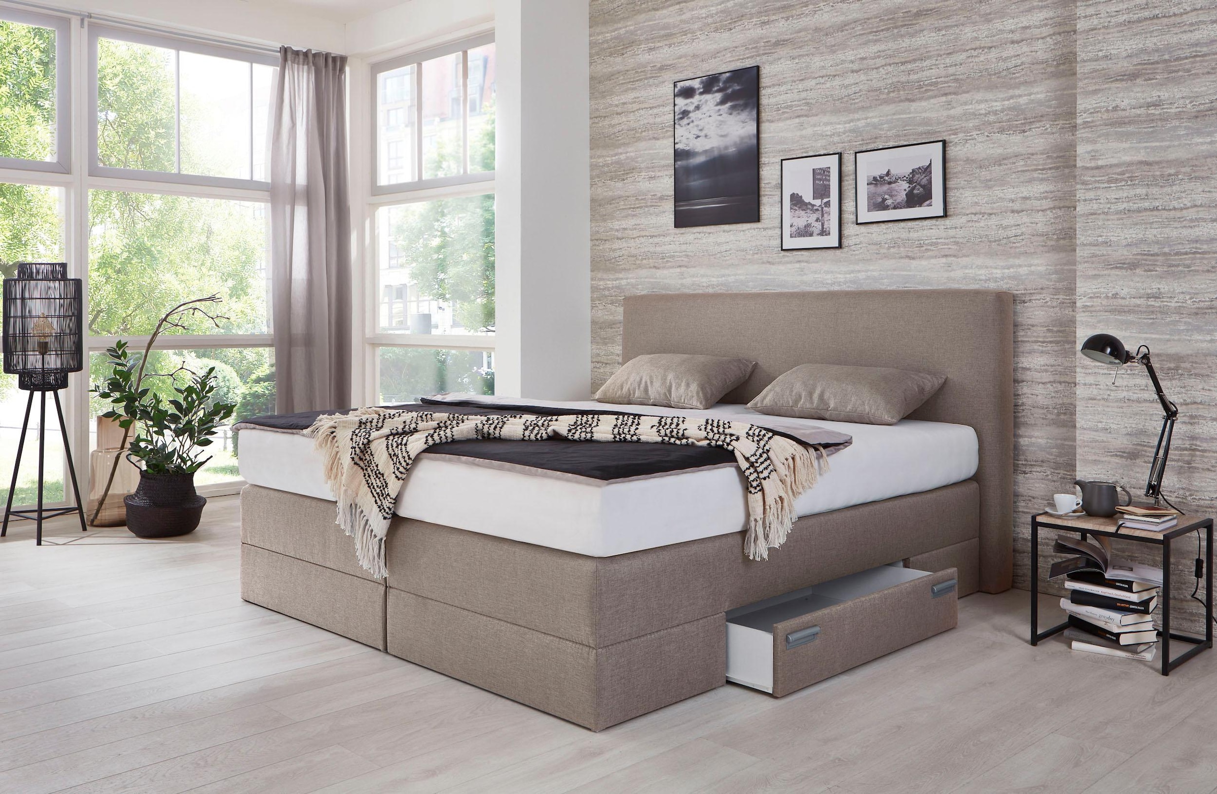 Boxspringbett, mit Schubkästen und Zierkissen