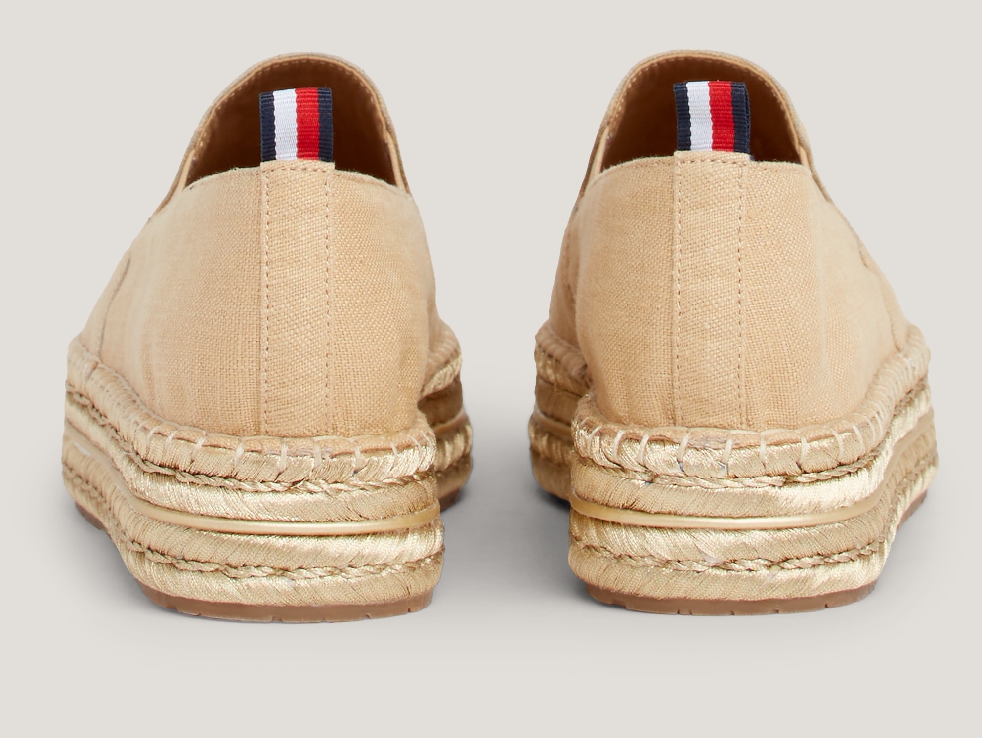 Tommy Hilfiger Espadrille »TH EMBROIDERED GOLD FLATFORM«, Plateau Schuh, Sommerschuh, Slipper mit Stretcheinsätzen, schmale Form