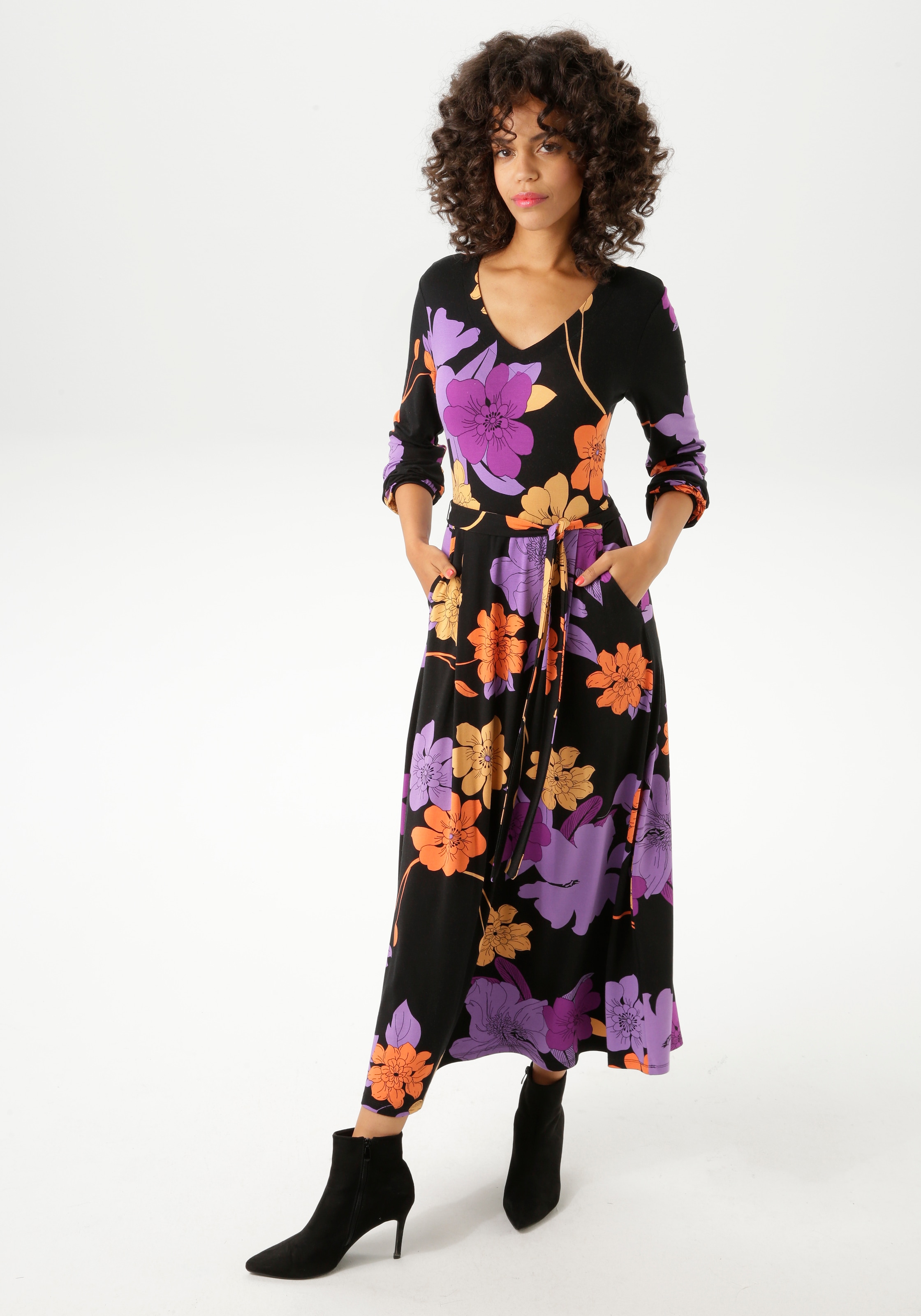 Aniston CASUAL Maxikleid, (mit abnehmbarem Bindeband), mit grossflächigen, farbharmonischen Blumen bedruckt