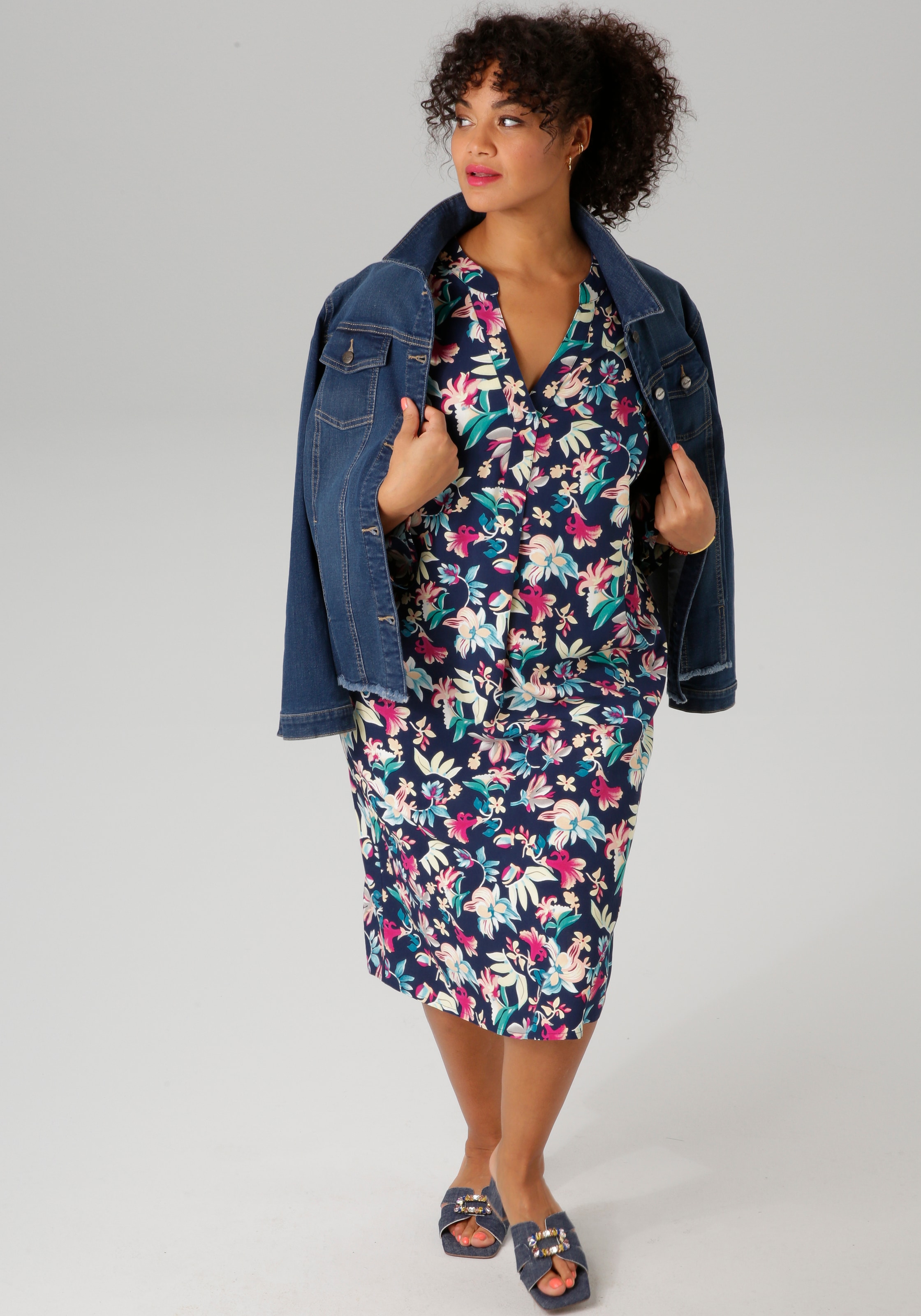 Aniston PLUS Sommerkleid, mit farbharmonischem, Blüten Druck - NEUE KOLLEKTION