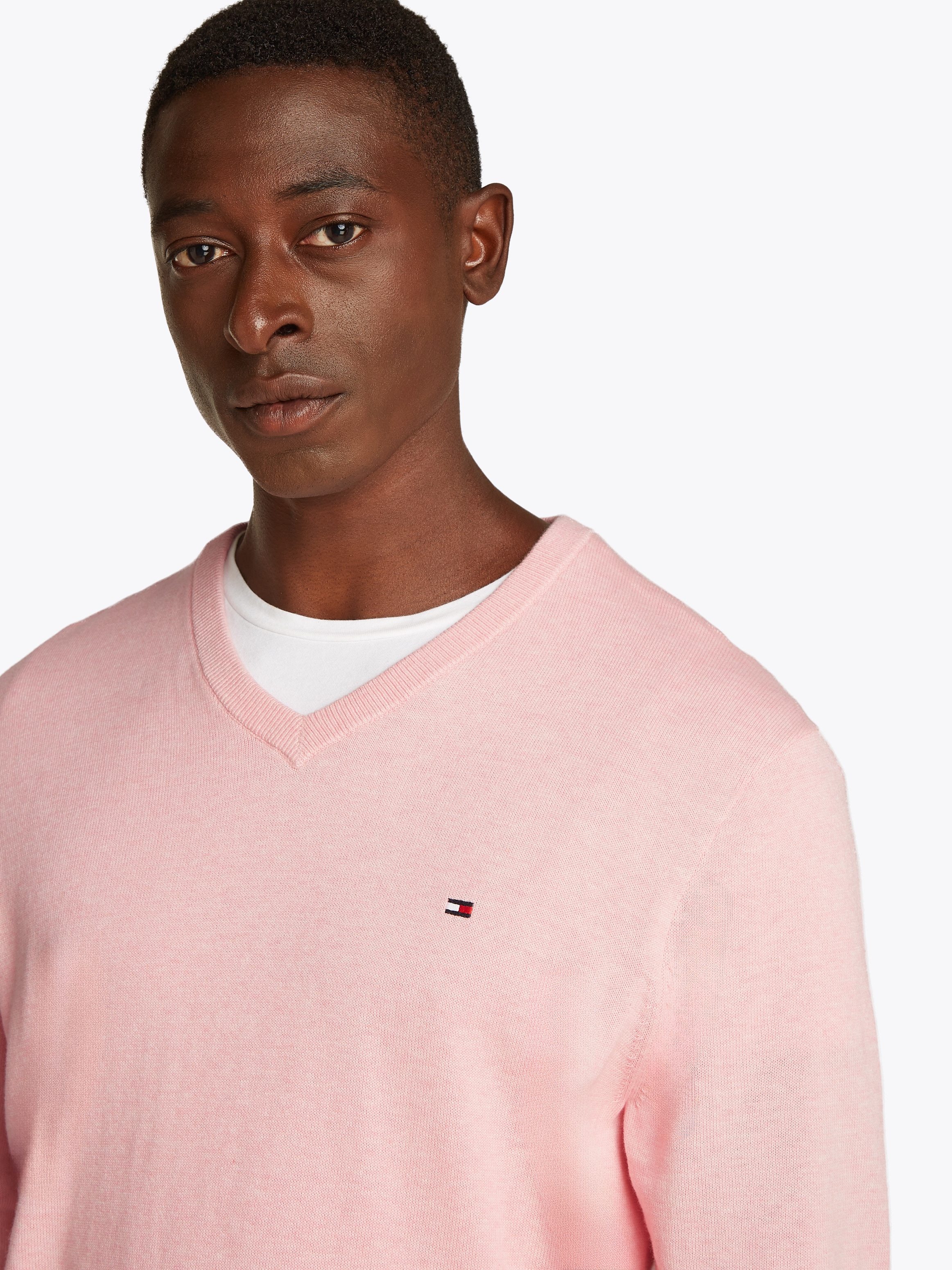 Tommy Hilfiger Strickpullover »ESSENTIAL COTTON V NECK mit V-Ausschnitt und Stickerei«, unifarben, casual, regular fit, Baumwolle, V-Ausschnitt