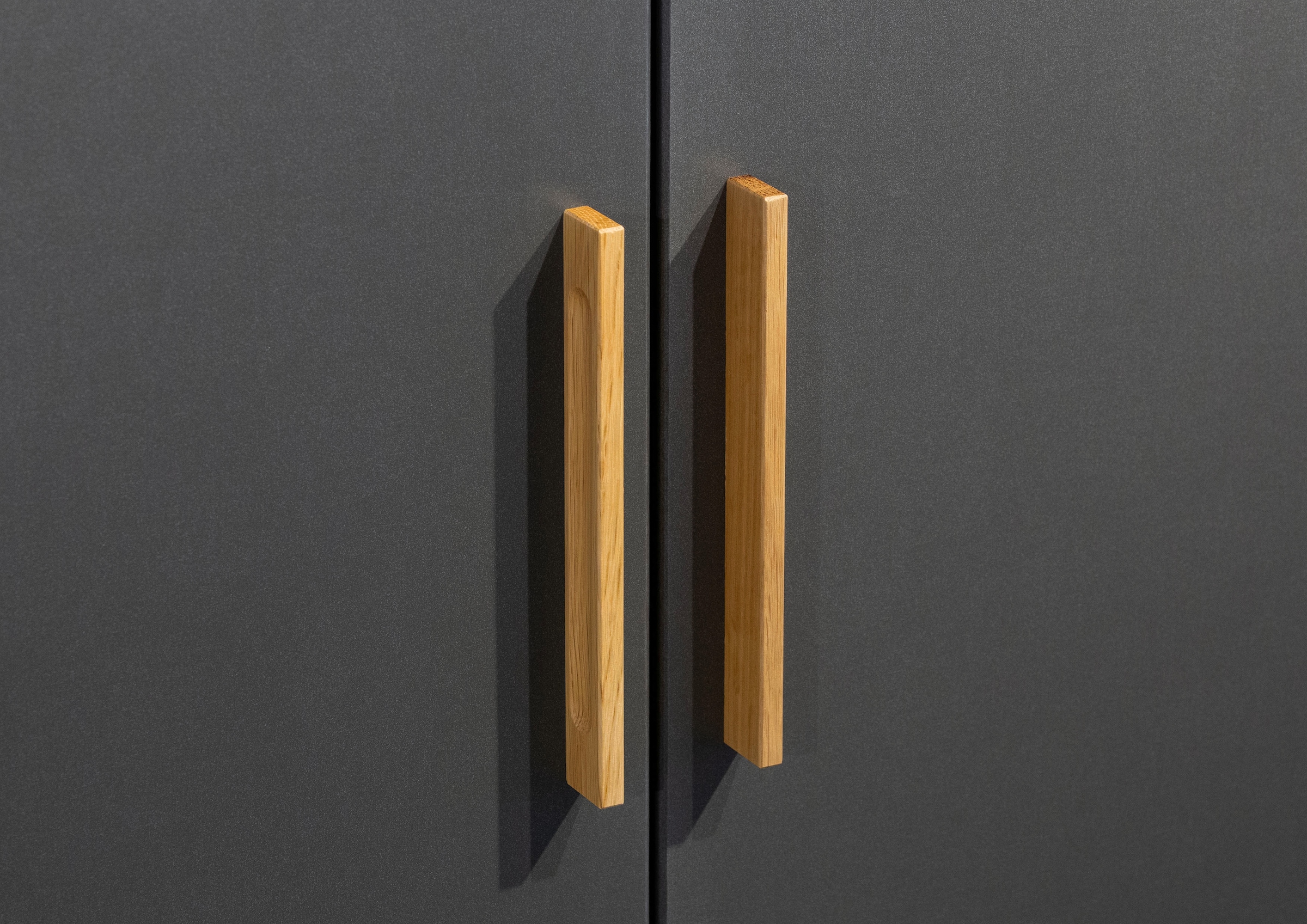rauch »Kleiderschrank Schrank Garderobe SHINJO Breiten 93/140/187 cm« En 3 configurations différentes BASIC/CLASSIC/PREMIUM,  poignées et pieds en bois massif avec 2 tiroirs MADE IN GERMANY