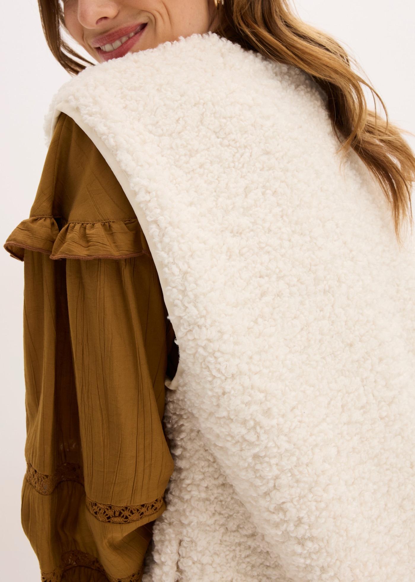 bonprix Plüschweste mit seitlichen Eingriffstaschen, aus Teddyfleece, Oversize-Passform