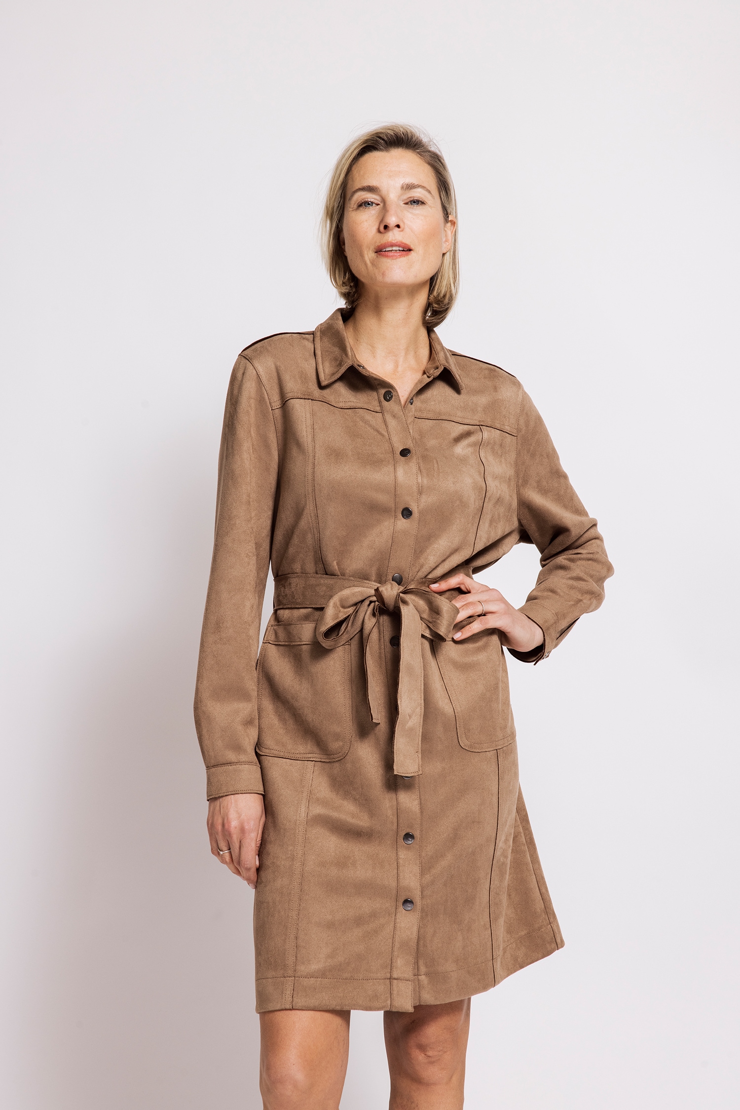 Image of Zhrill Hemdblusenkleid "ADENI" aufgesetzte Taschen Velours-Optik, unifarben, mit Bindegürtel