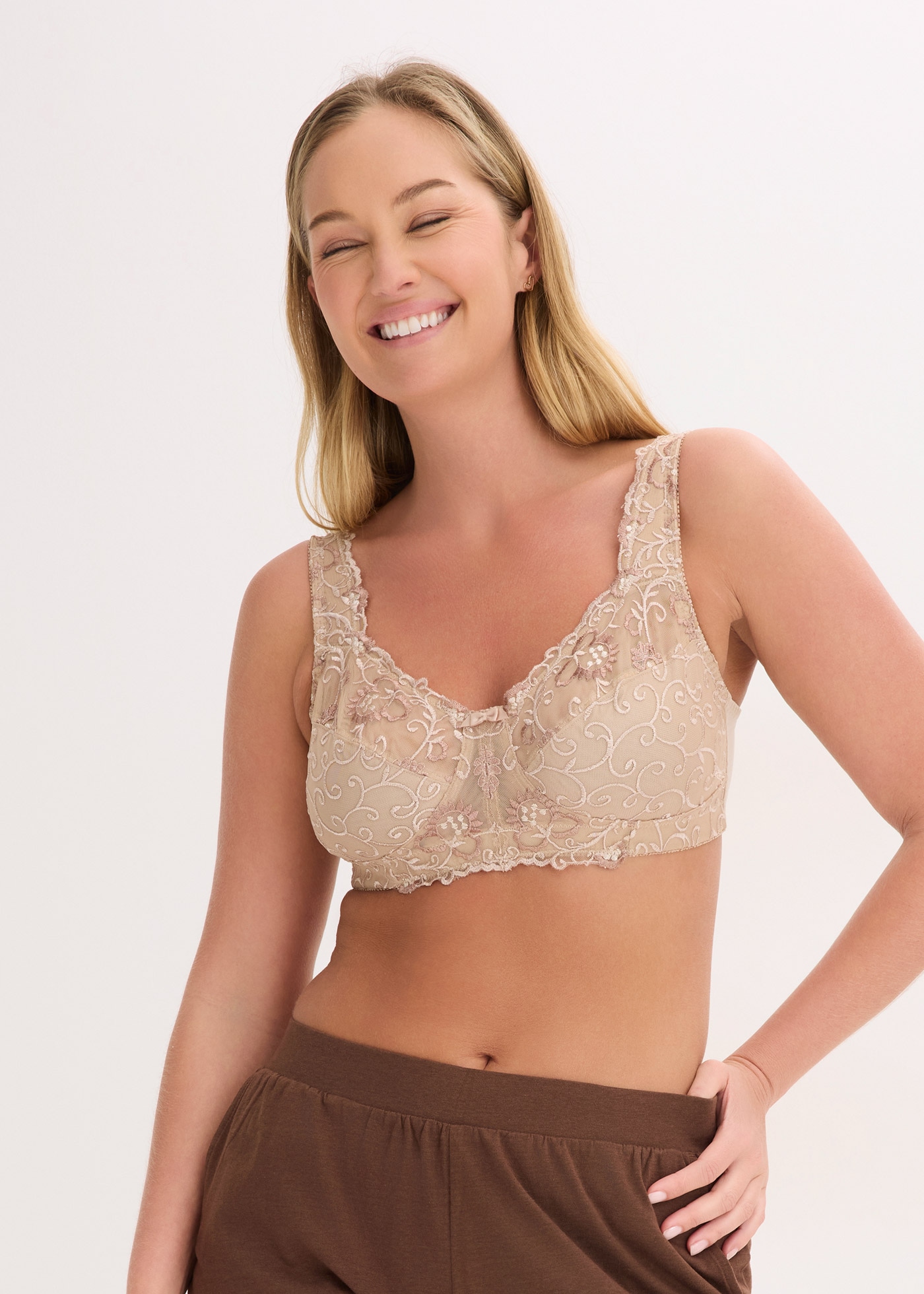 bonprix Soutien-gorge emboîtant sans armature, avec fermeture à crochets et œillets, uni,
