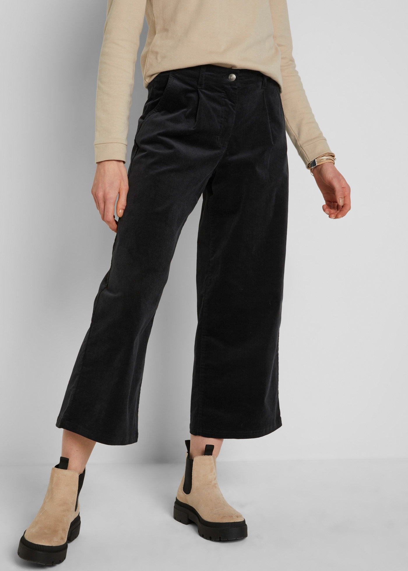 Image of bonprix Cordhose "Weite Stretchcord-Culotte mit High-Waist-Bequembund, 7/8-Länge" Culotte aus Stretchcord, lockere Passform, hoher Bund, 7/8-Länge