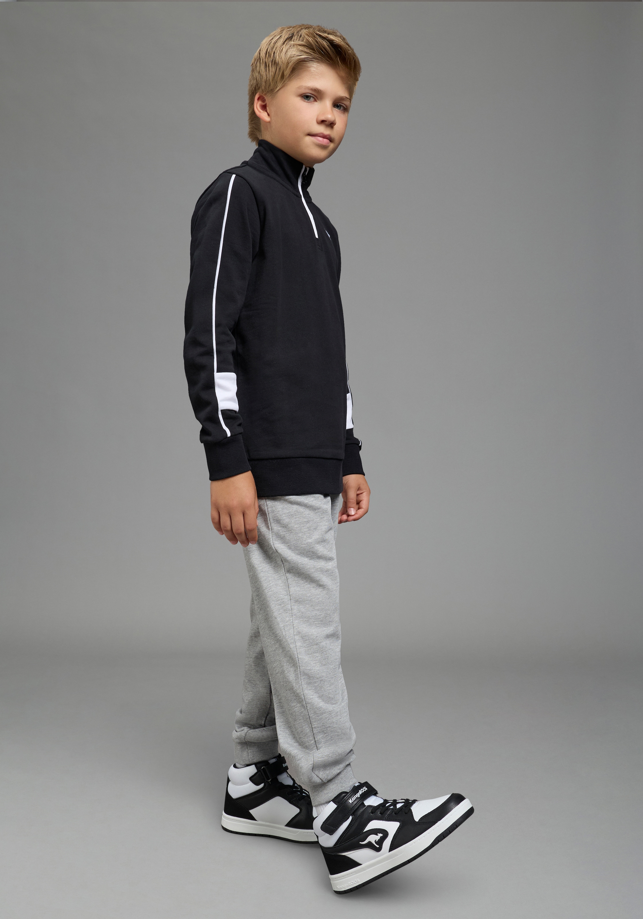 KangaROOS Sweat-shirt »Troyer-Sweatshirt mit kontrastfarbigen Einsatz und KangaROOS Stickerei«, Troyer avec empiècements de manches mode, fermeture éclair, coupe confortable
