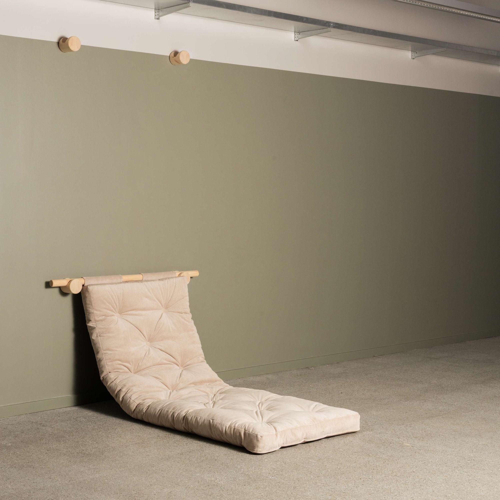 Image of Karup Design Schlafsofa "Hooked Sofa Bed / Sleeper Chair – Sitz- oder Schlafplatz, platzsparend" Futonmatratze, wandmontiert, Halterung aus FSC-Massivholz
