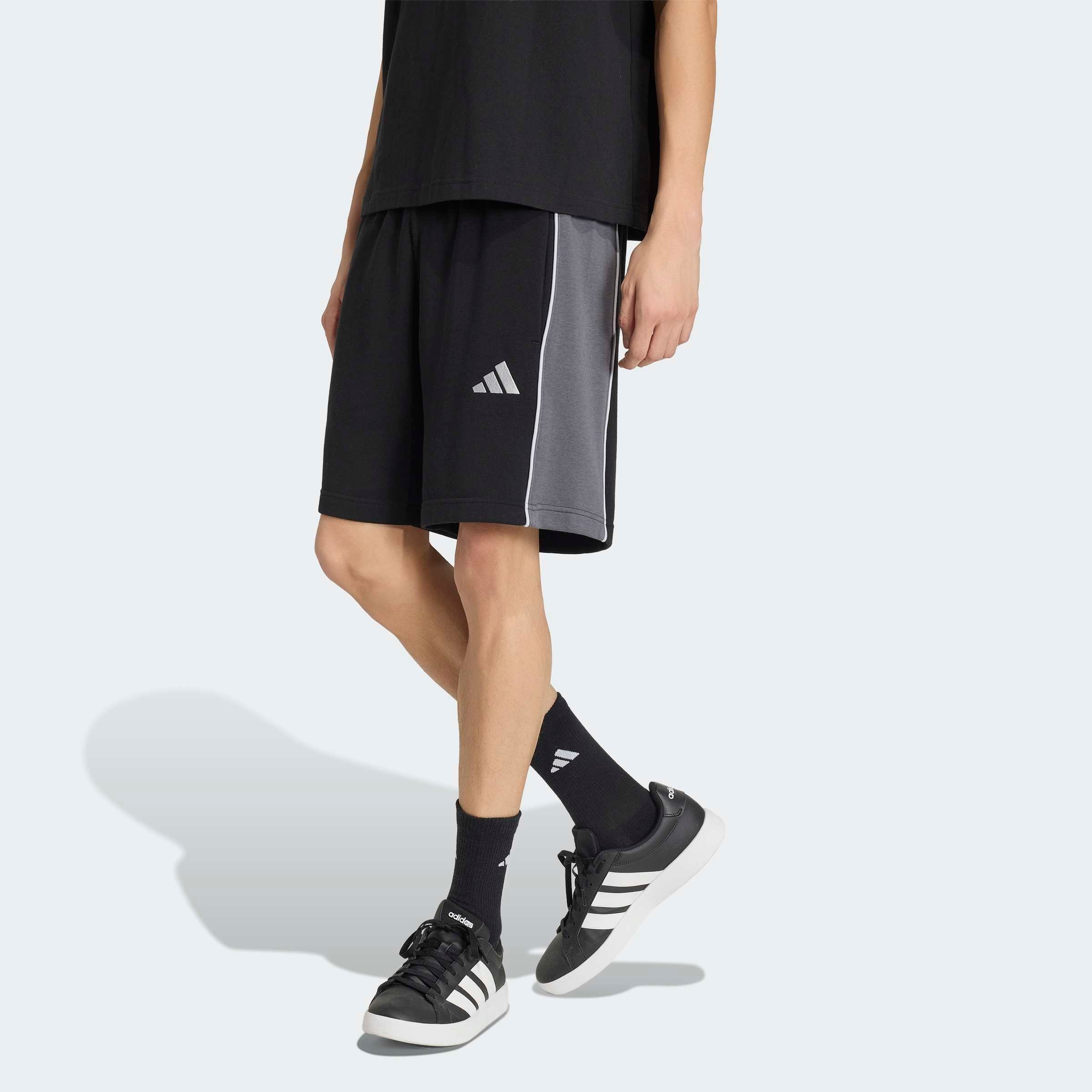 Image of adidas Sportswear Shorts "SEASONAL ESSENTIALS FLEECE-, COLOURBLOCKING" ohne Verschluss, aus Baumwolle, Polyester und Viskose, normale Weite