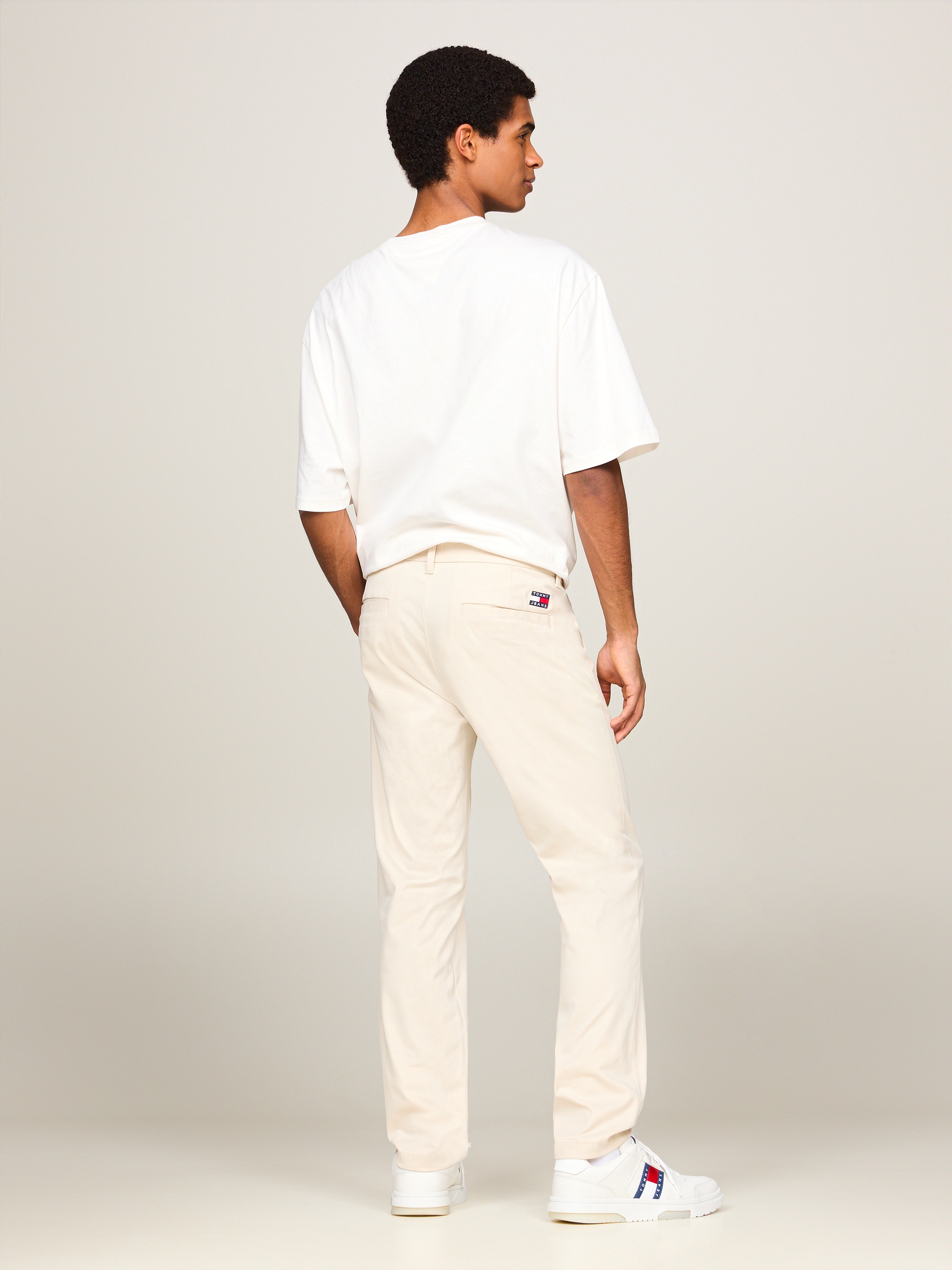 Tommy Jeans Chinohose »TJM AUSTIN LIGHTWEIGHT CHINO«, mit Logopatch