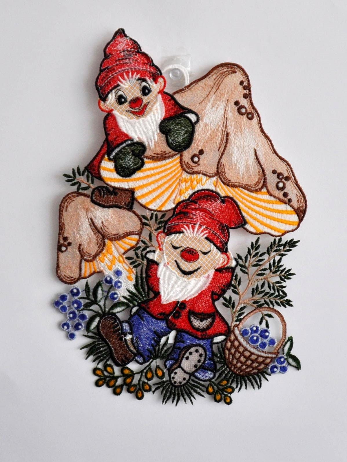 Image of Stickereien Plauen Fensterbild "Waldwichtel"