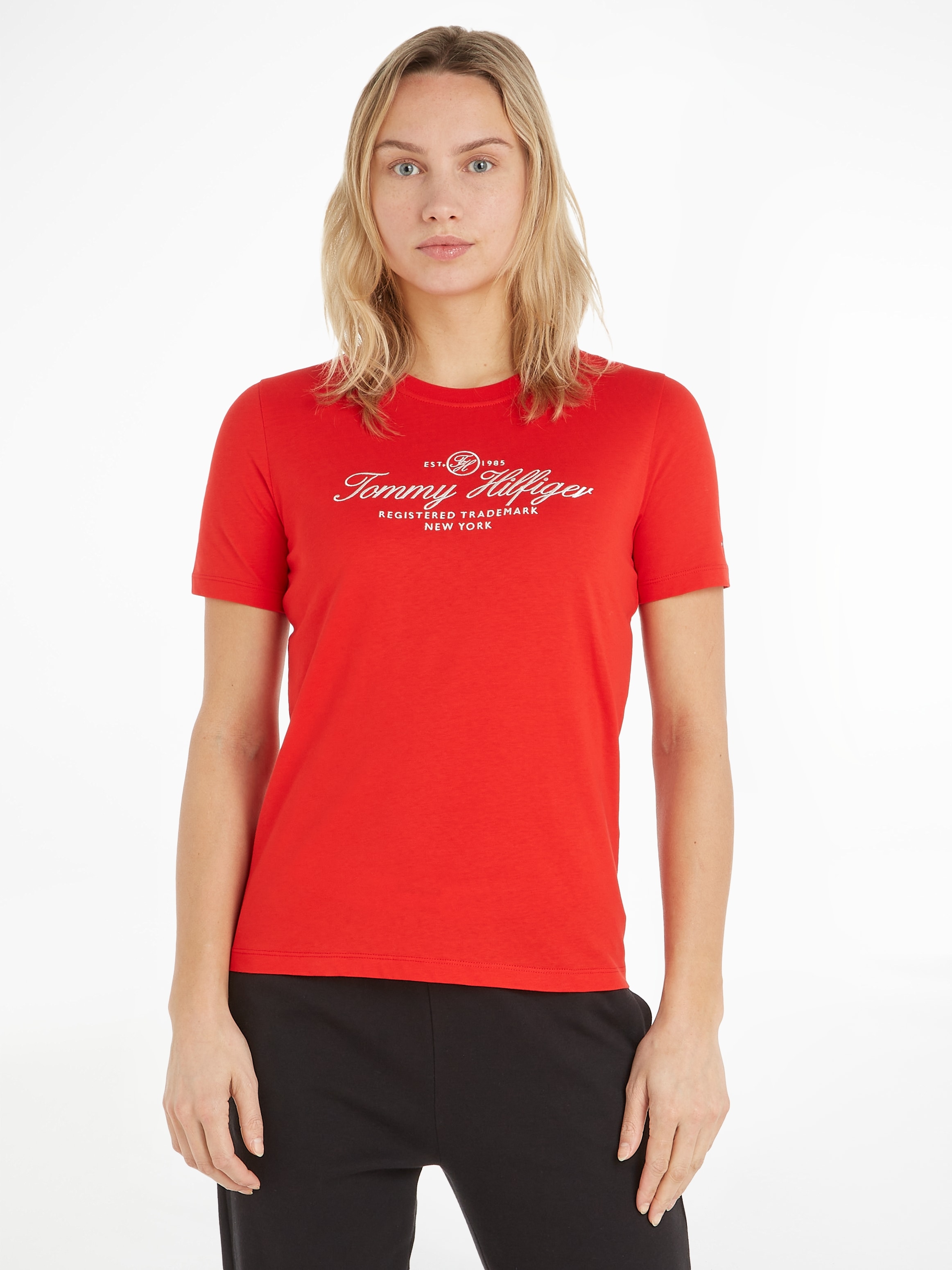 Tommy Hilfiger T-Shirt »REG mit Markenlabel Ärmelabschluss HILFIGER SS«, dezentem SCRIPT Découvrir auf sur C-NK dem