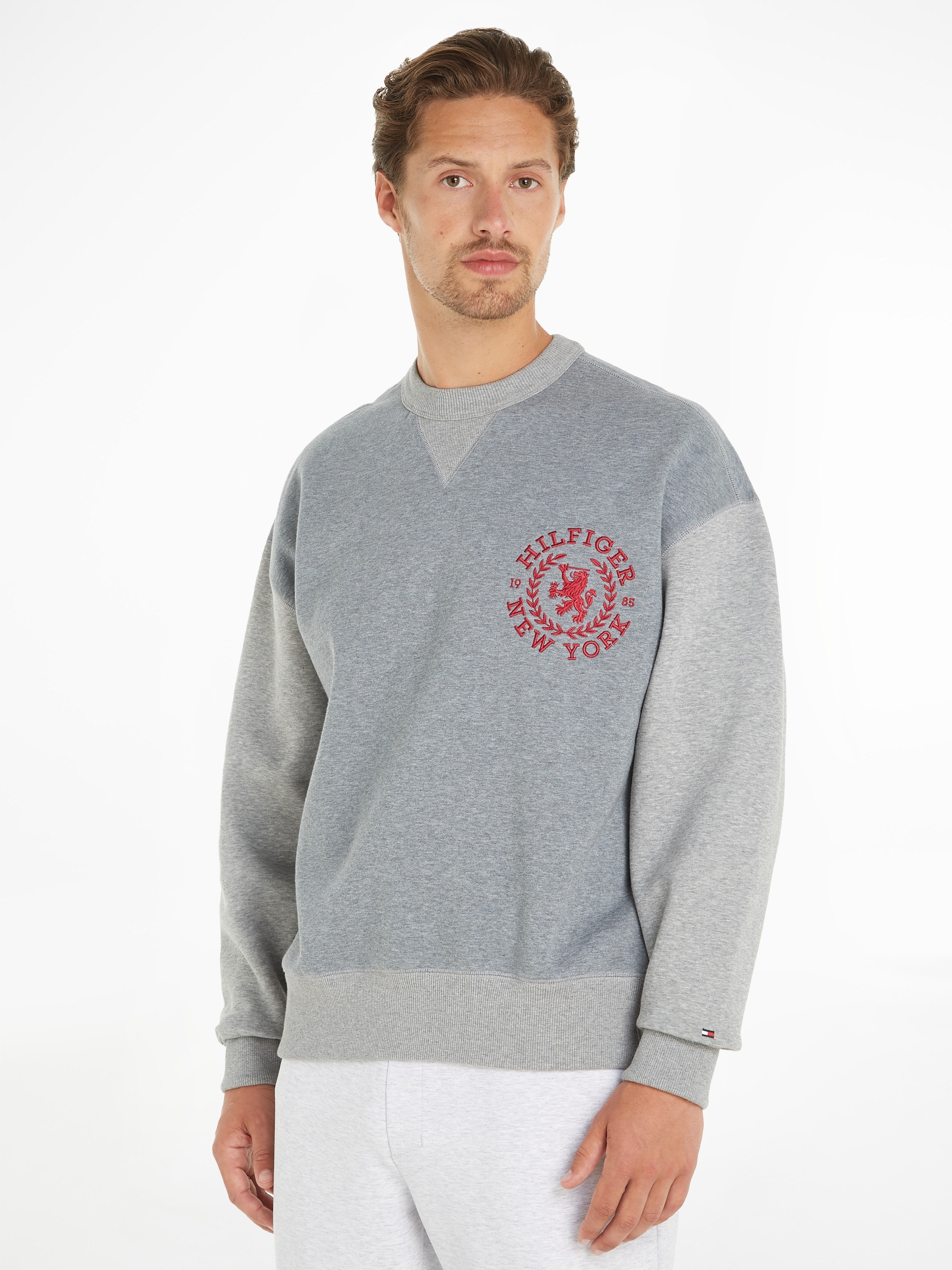 Sweatshirt »SMALL CREST CREWNECK«, mit Logo-Stickerei auf der Brust