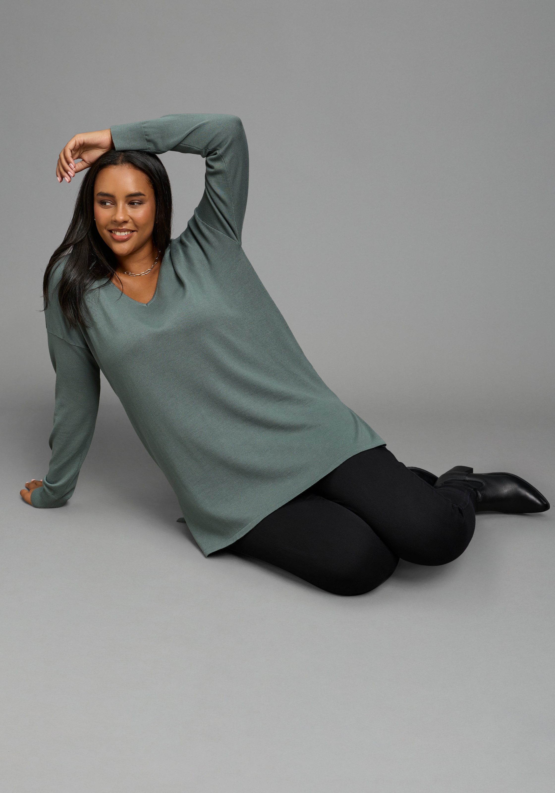 Laura Scott CURVE Longpullover »Grosse Grössen« aus fliessendem Feinstrick mit schönem V-Ausschnitt