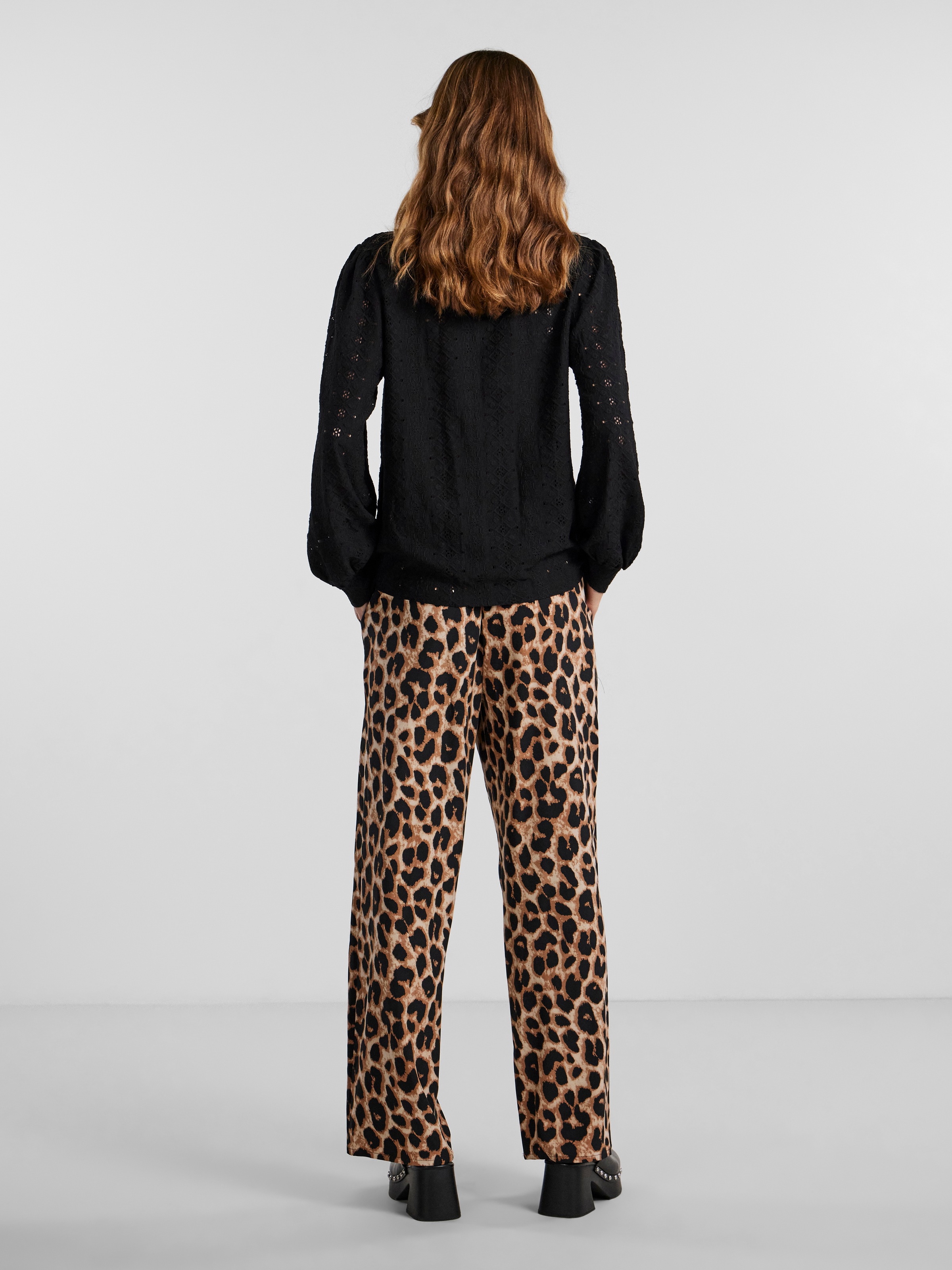 pieces Schlupfhose »PCGURLA HW PANTS WVN NOOS BC«  mit Leo Muster