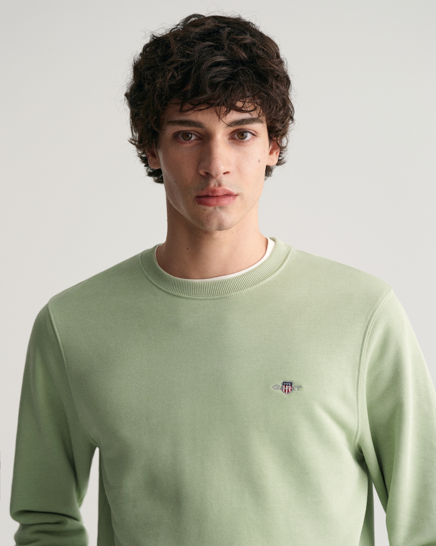 Gant Sweatshirt »REG SHIELD C-NECK SWEAT«, mit Logostickerei auf der Brust