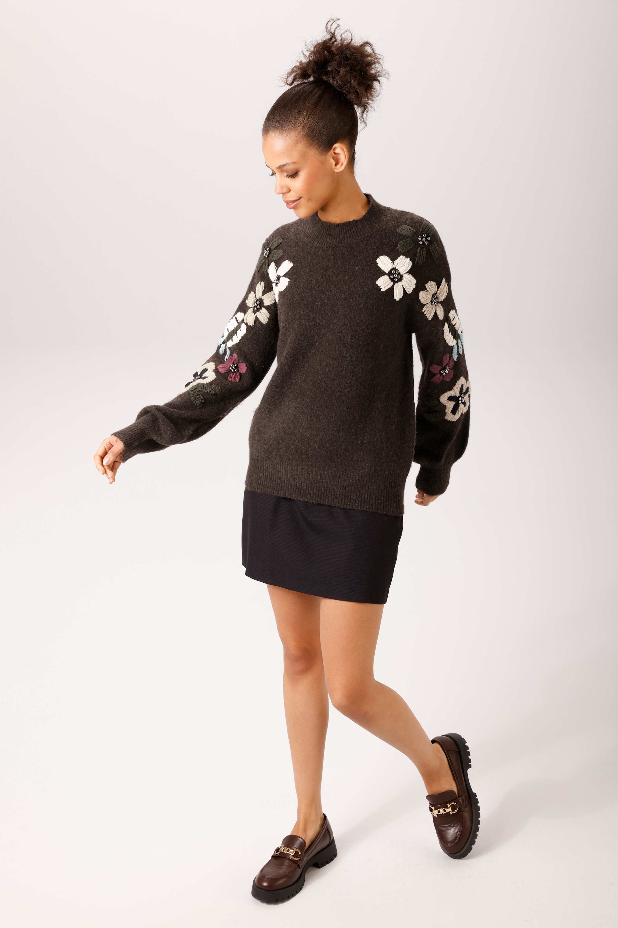 Aniston CASUAL Pull en tricot avec fleurs brodées à la main et perles décoratives - NOUVELLE COLLECTION