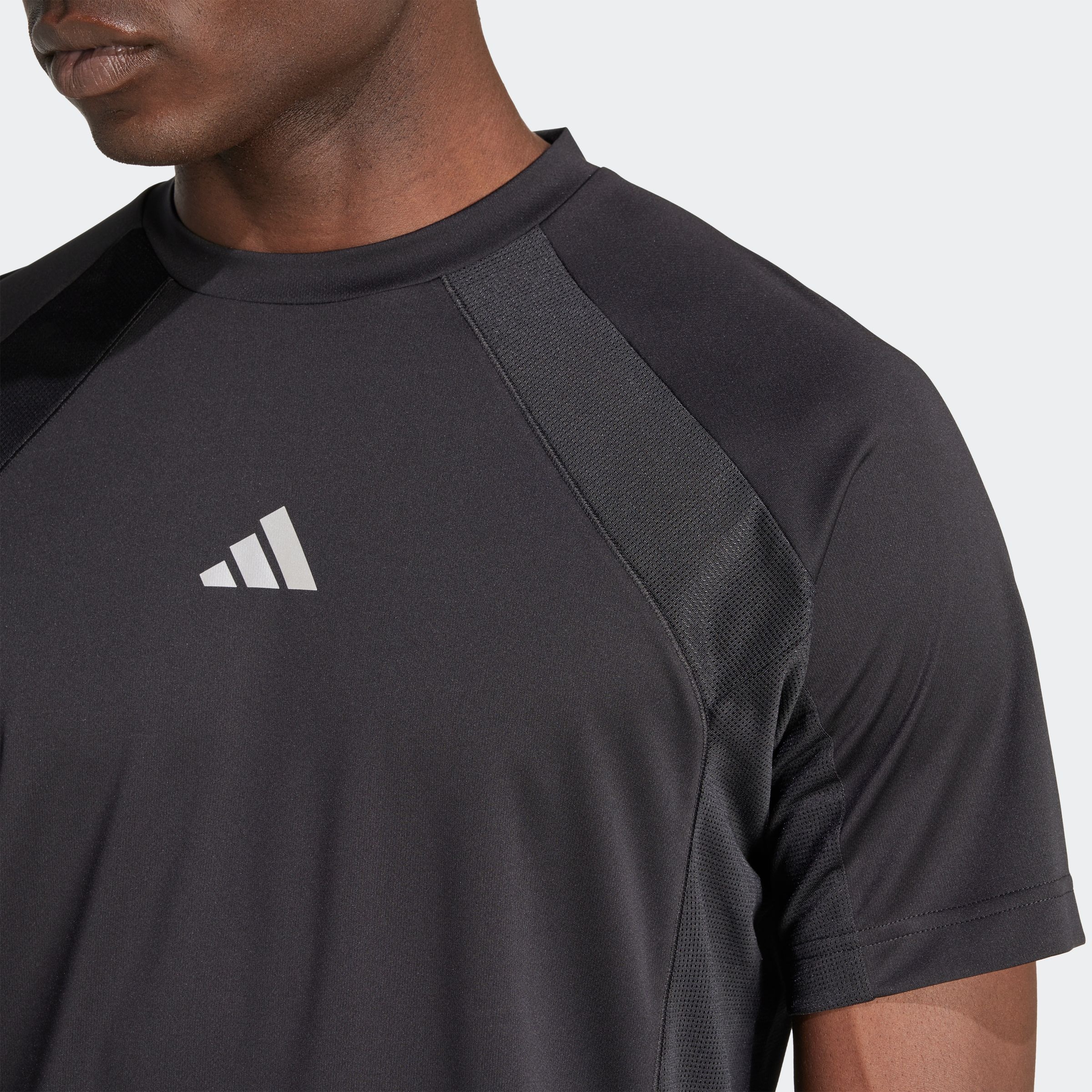 adidas Performance T-shirt »TECH APPAREL CLIMACOOL« mit glänzenden Details, aus leichter Popeline und luftigem Mesh