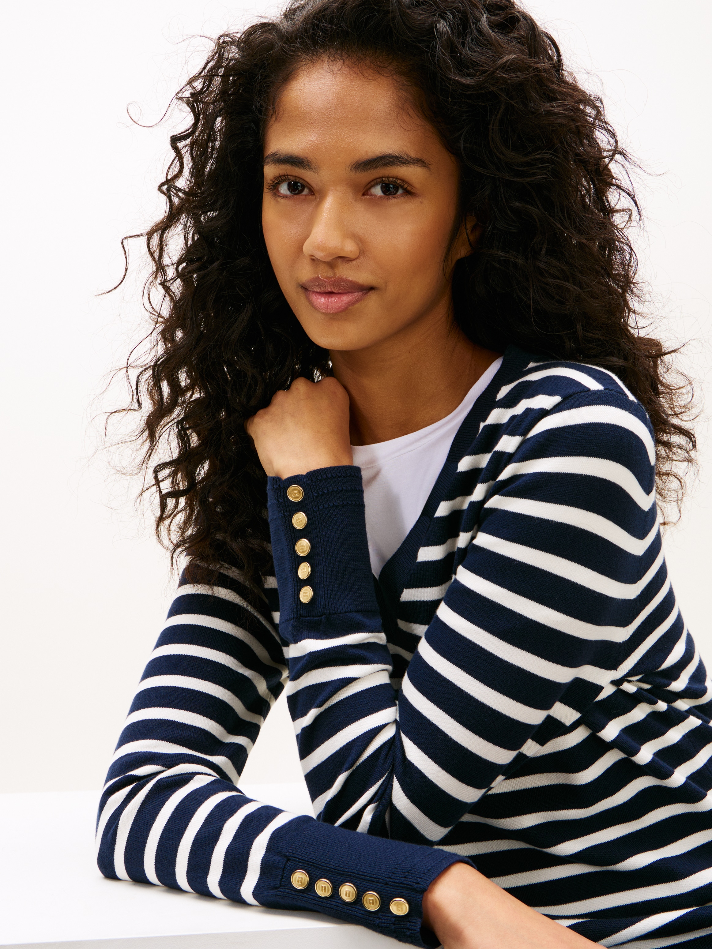 Tommy Hilfiger Pull en tricot »STITCH V-NECK« avec détail bouton sur la manche, coupe régulière