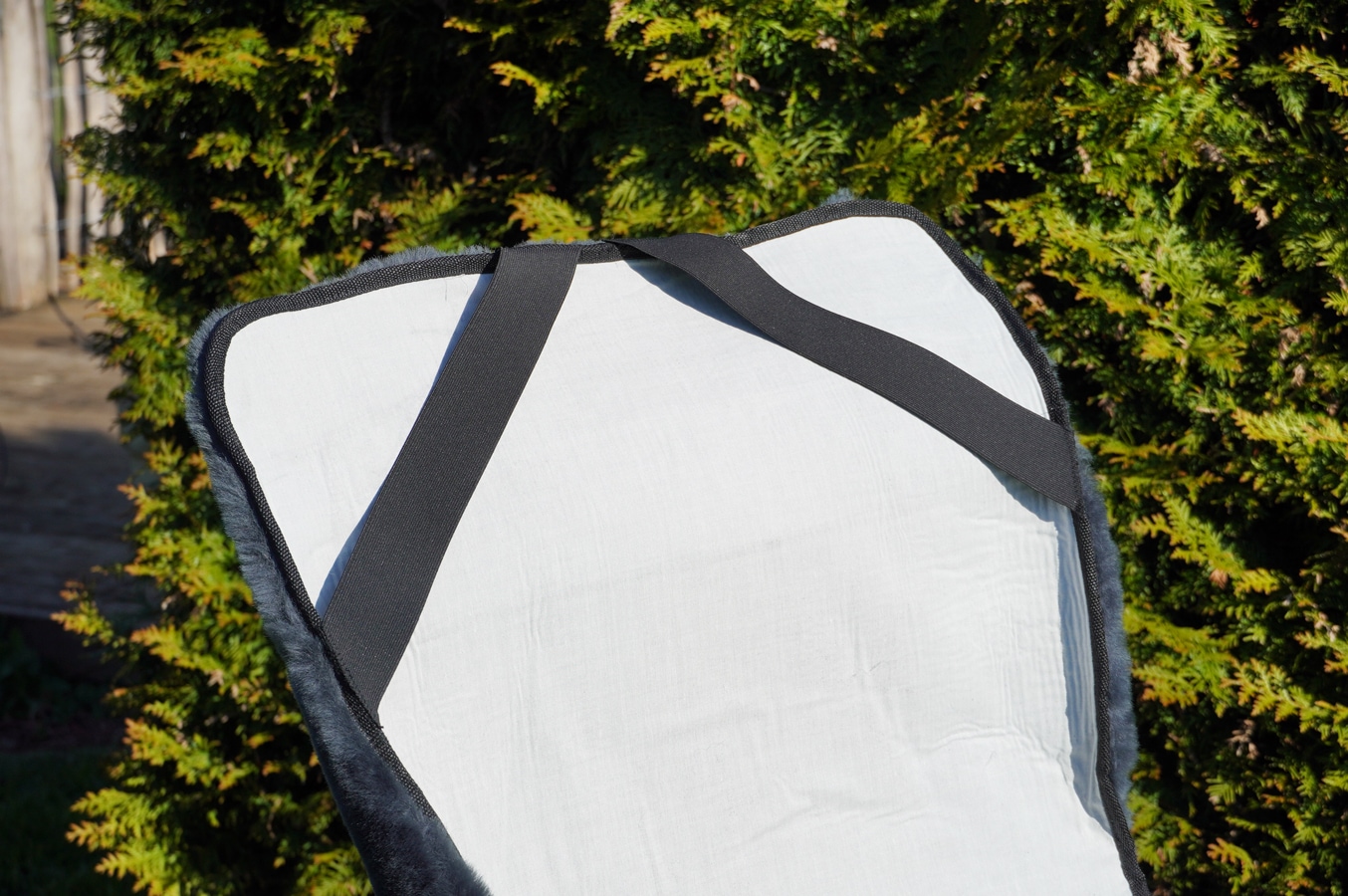 Heitmann Felle Couverture »Lammfell-Auflage für Garten- und Campingstühle, Sitzauflage« Peau d’agneau tondue, chaude et moelleuse, parfaite pour jardin et camping