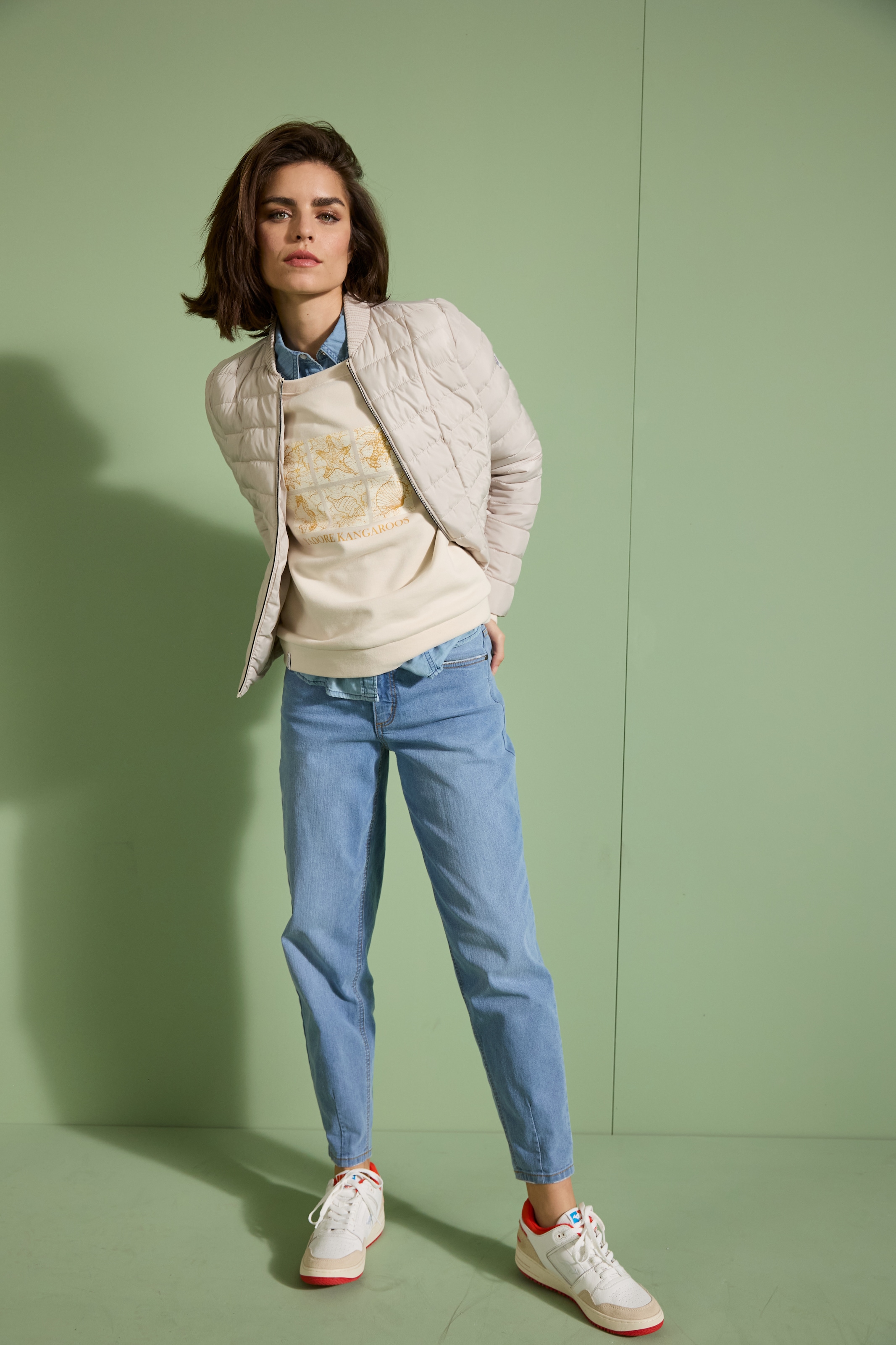 Arizona Bootcut-Jeans »Baby-Boot« Bootcut-Stil, figurbetonte Passform, mit Used-Effekten